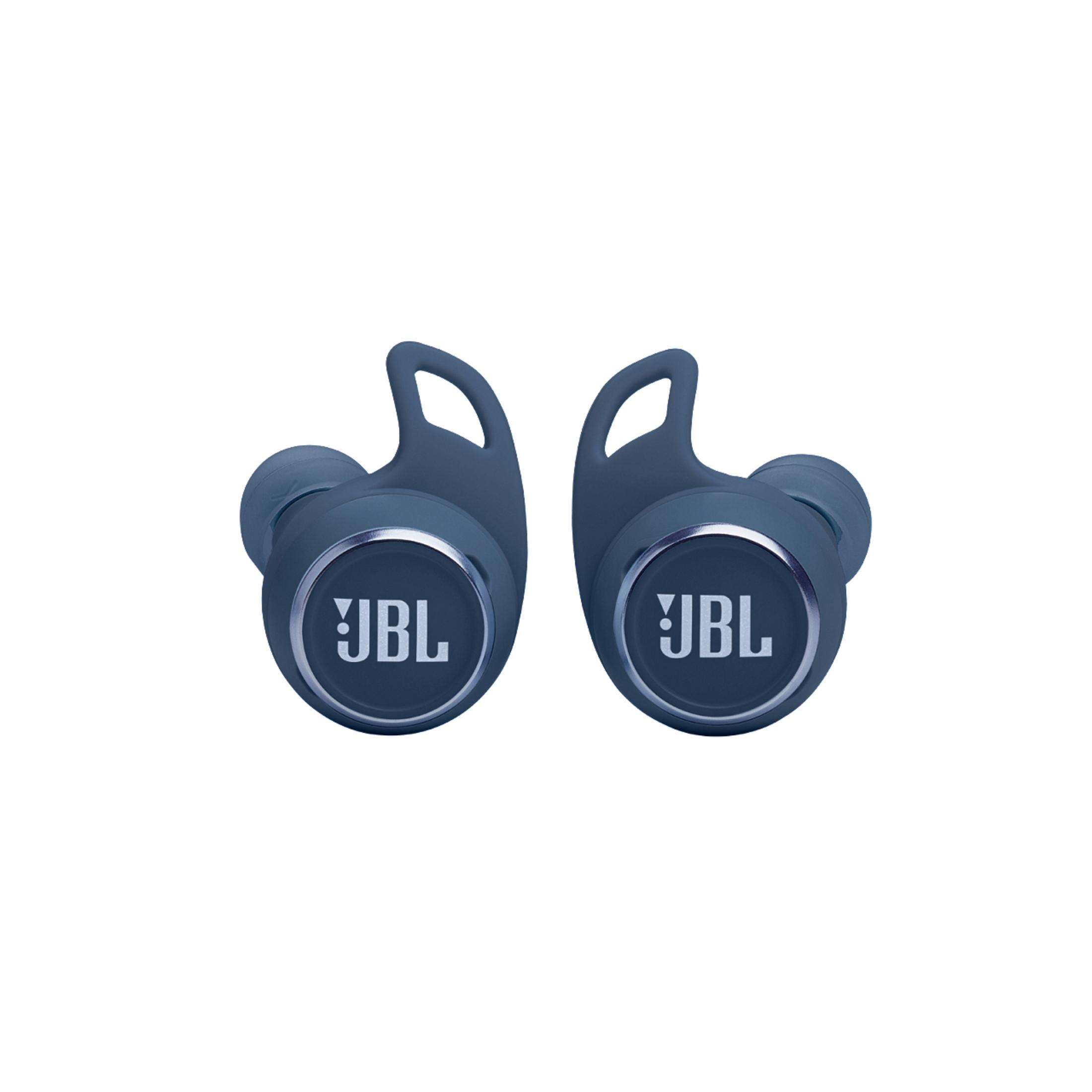 Zwei blaue JBL-Ohrhörer mit dem JBL-Logo darauf.