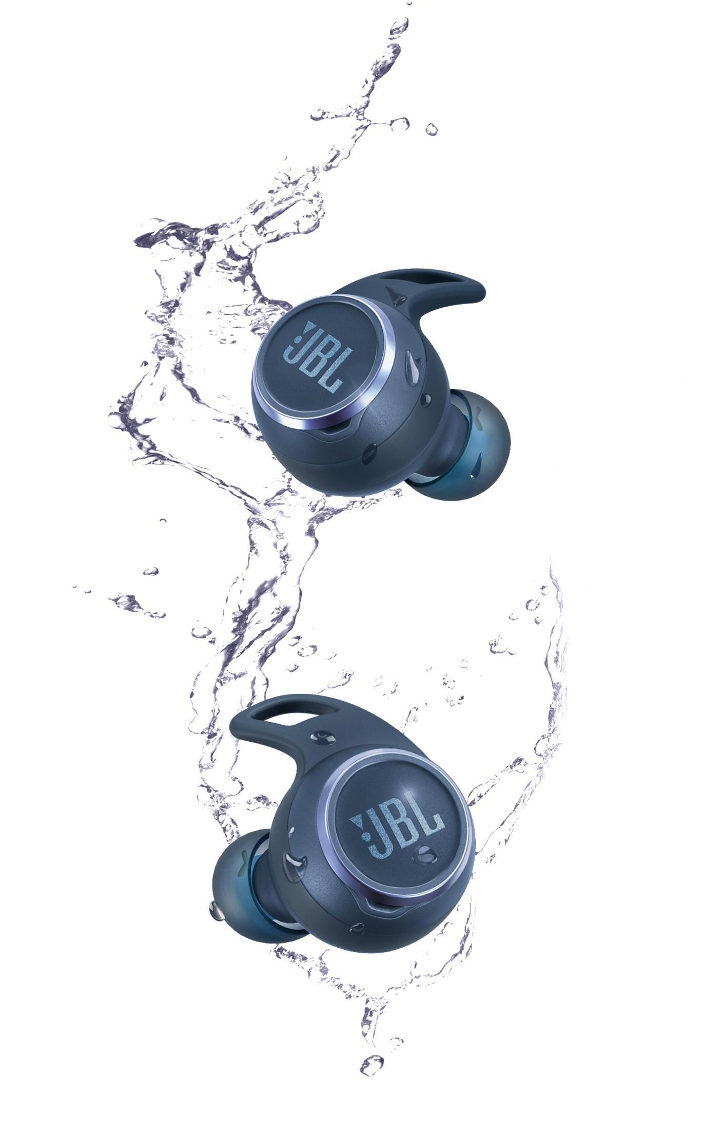 Zwei JBL-Ohrhörer im Wasser. Wasserspritzer-Effekt um die Ohrhörer. Weißer Hintergrund.