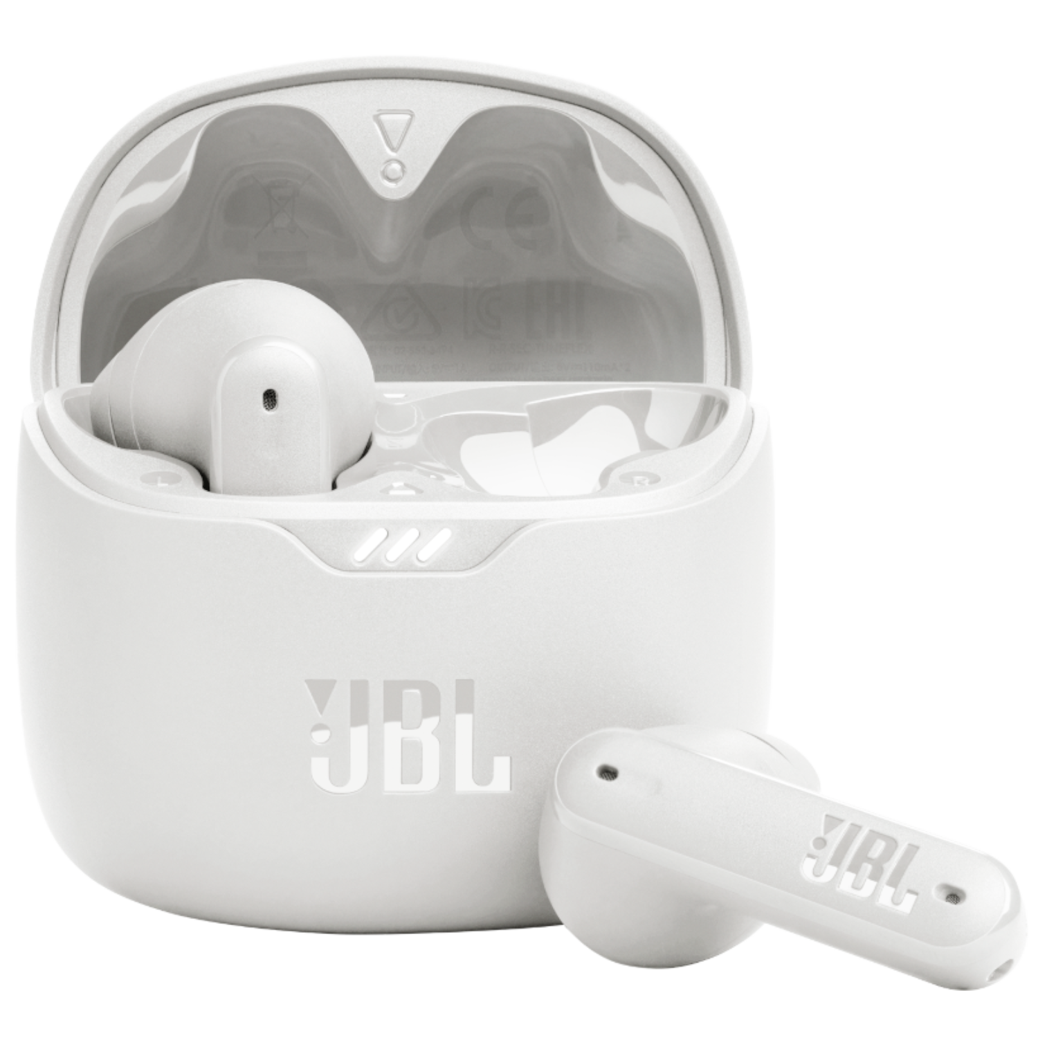 Weiße JBL-Ohrhörer im Ladecase. Ein Ohrhörer außerhalb des Gehäuses.
