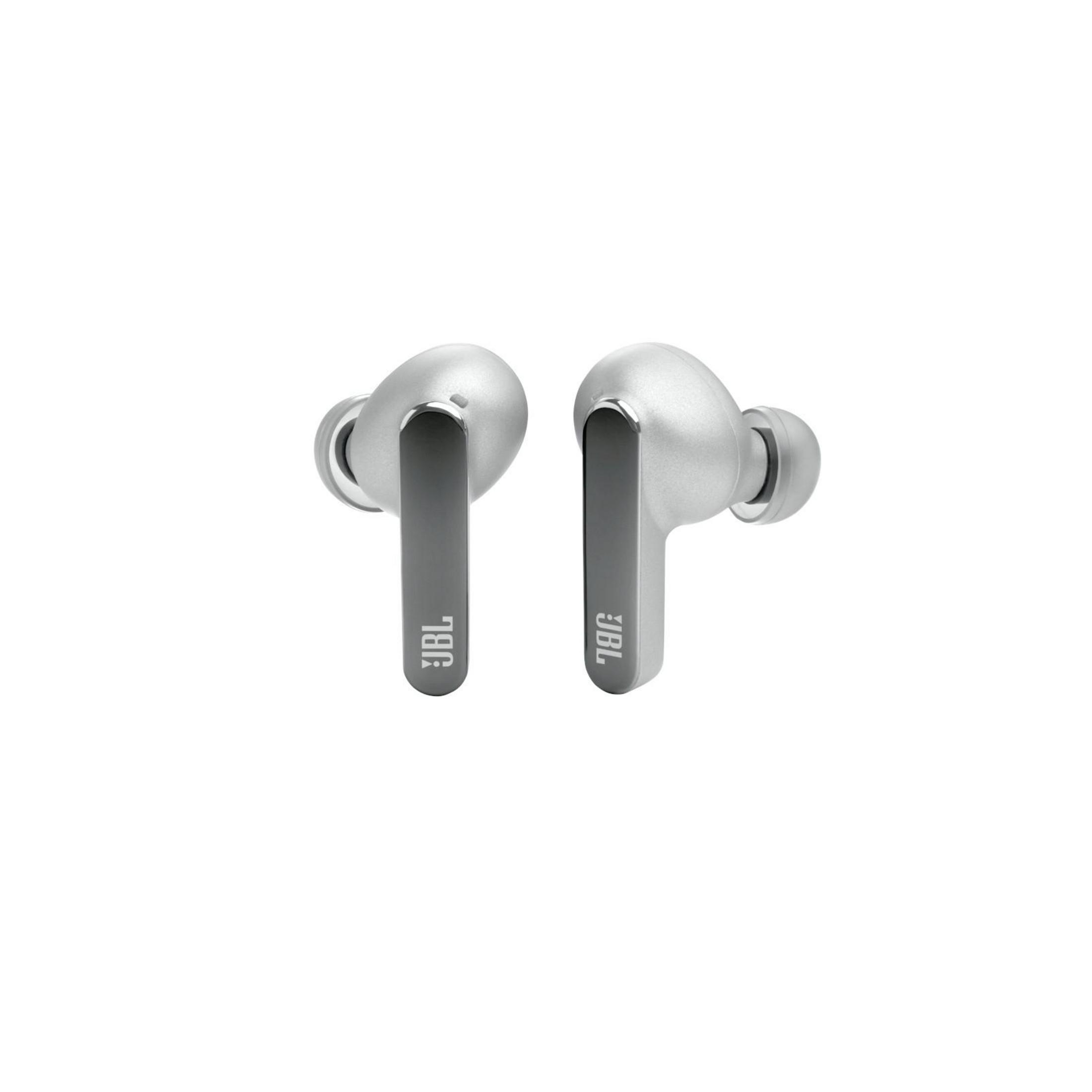 Auriculares JBL plateados. Los auriculares están en una superficie blanca.