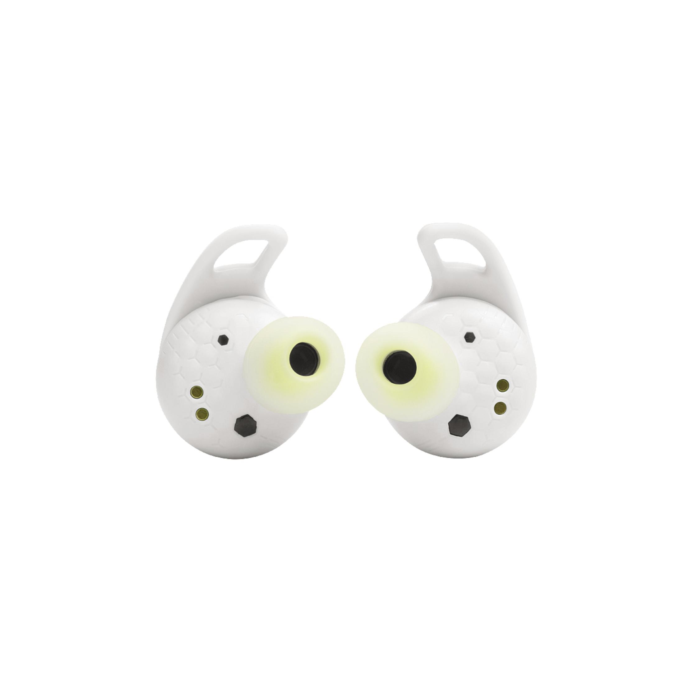 Zwei weiße In-Ear-Kopfhörer mit gelbgrünen Spitzen, isoliert auf weißem Hintergrund.