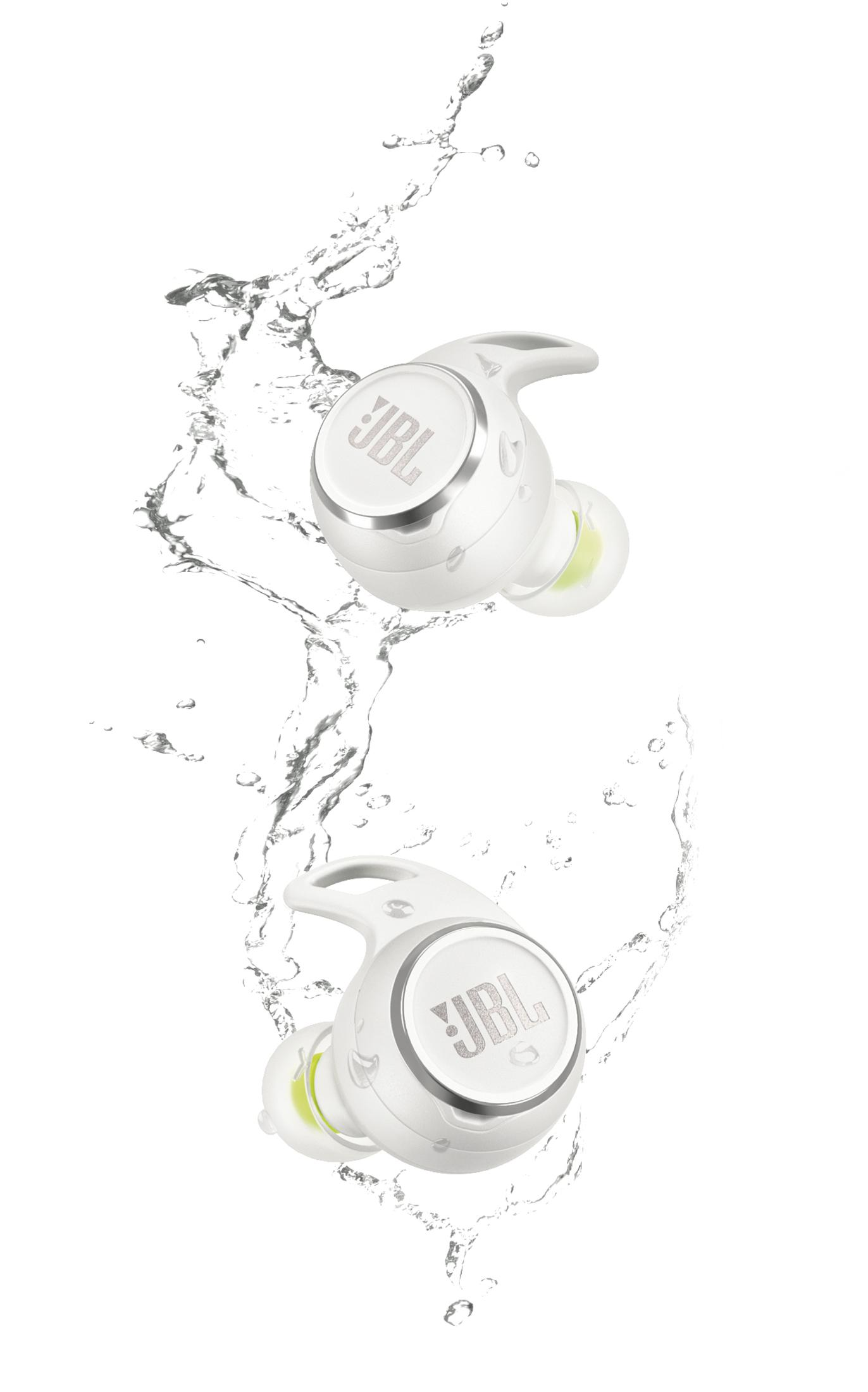 Zwei weiße JBL-Ohrhörer mit Wasserspritzern. Der Hintergrund ist weiß.