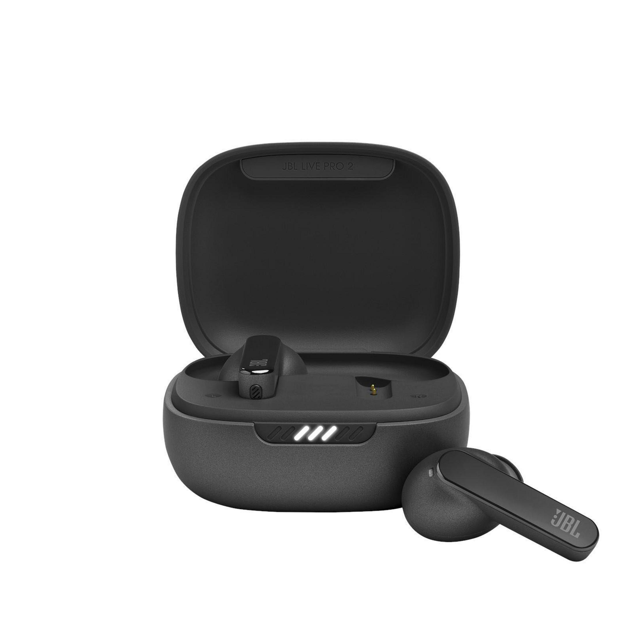 Schwarze JBL Live Pro 2 Ohrhörer und Ladecase auf weißem Hintergrund, leicht geöffnet.