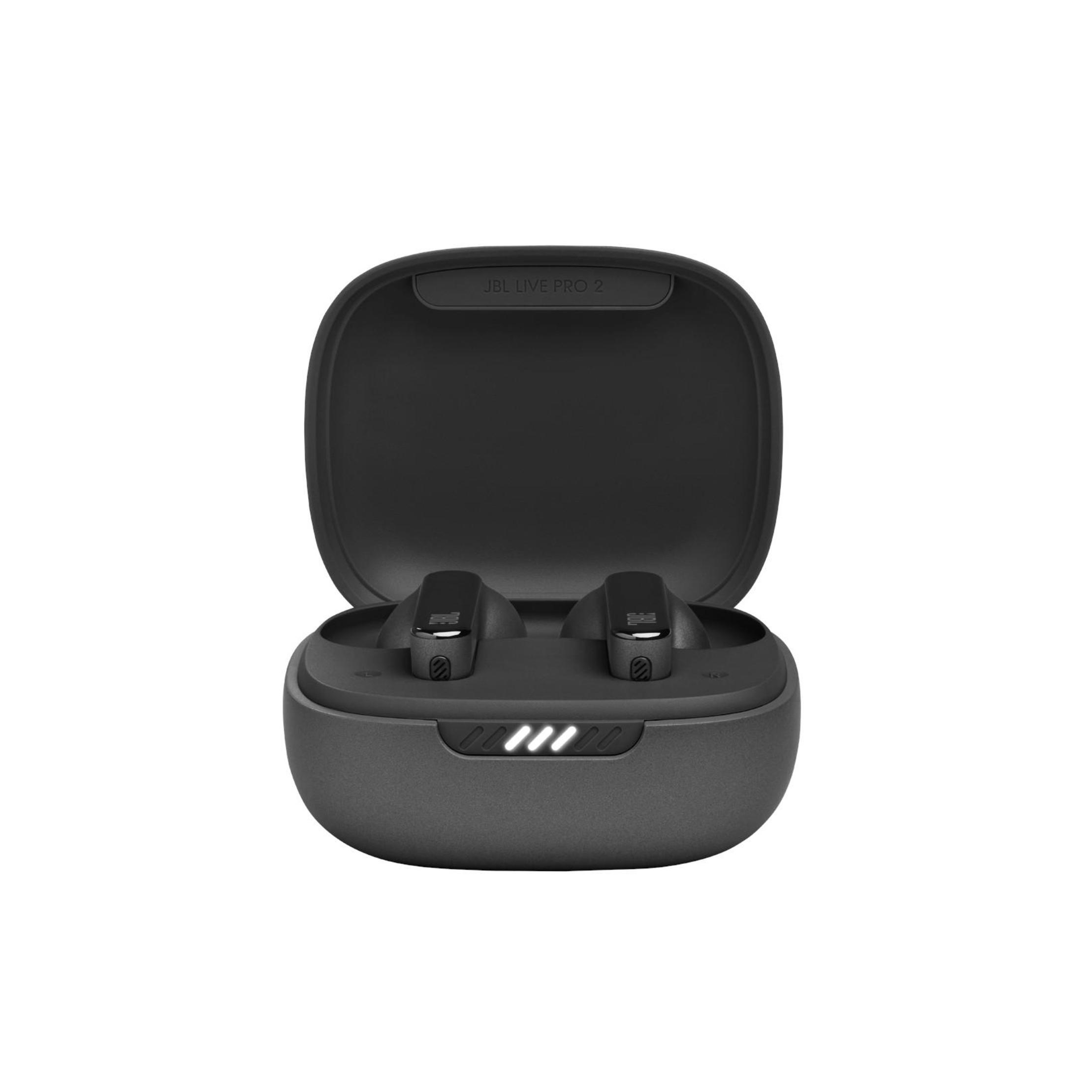 Schwarze JBL-Ohrhörer in einem schwarzen Ladecase. Das Case hat drei weiße Lichter.