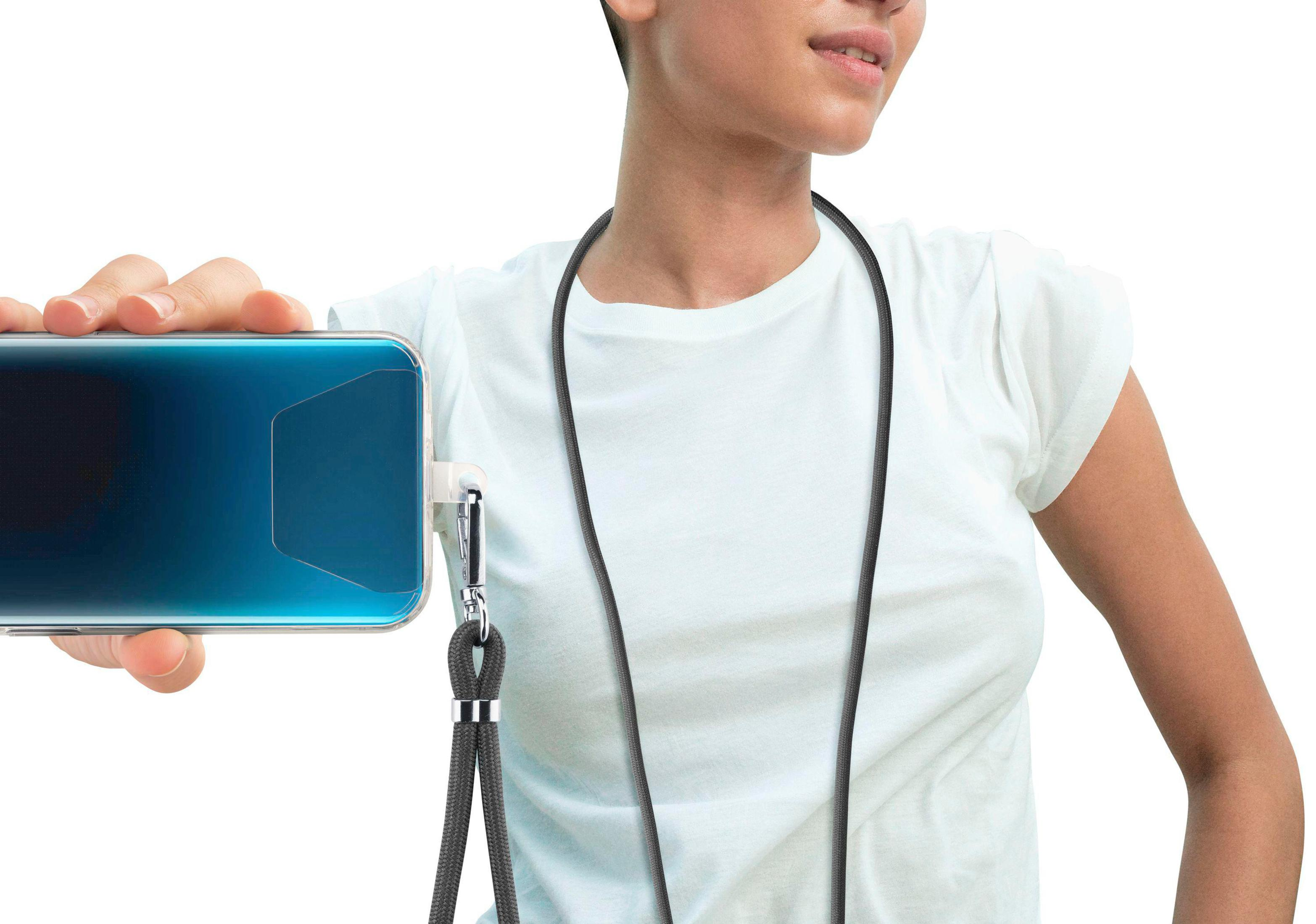 Frau hält Smartphone mit Lanyard. Weißes Hemd, heller Hintergrund.