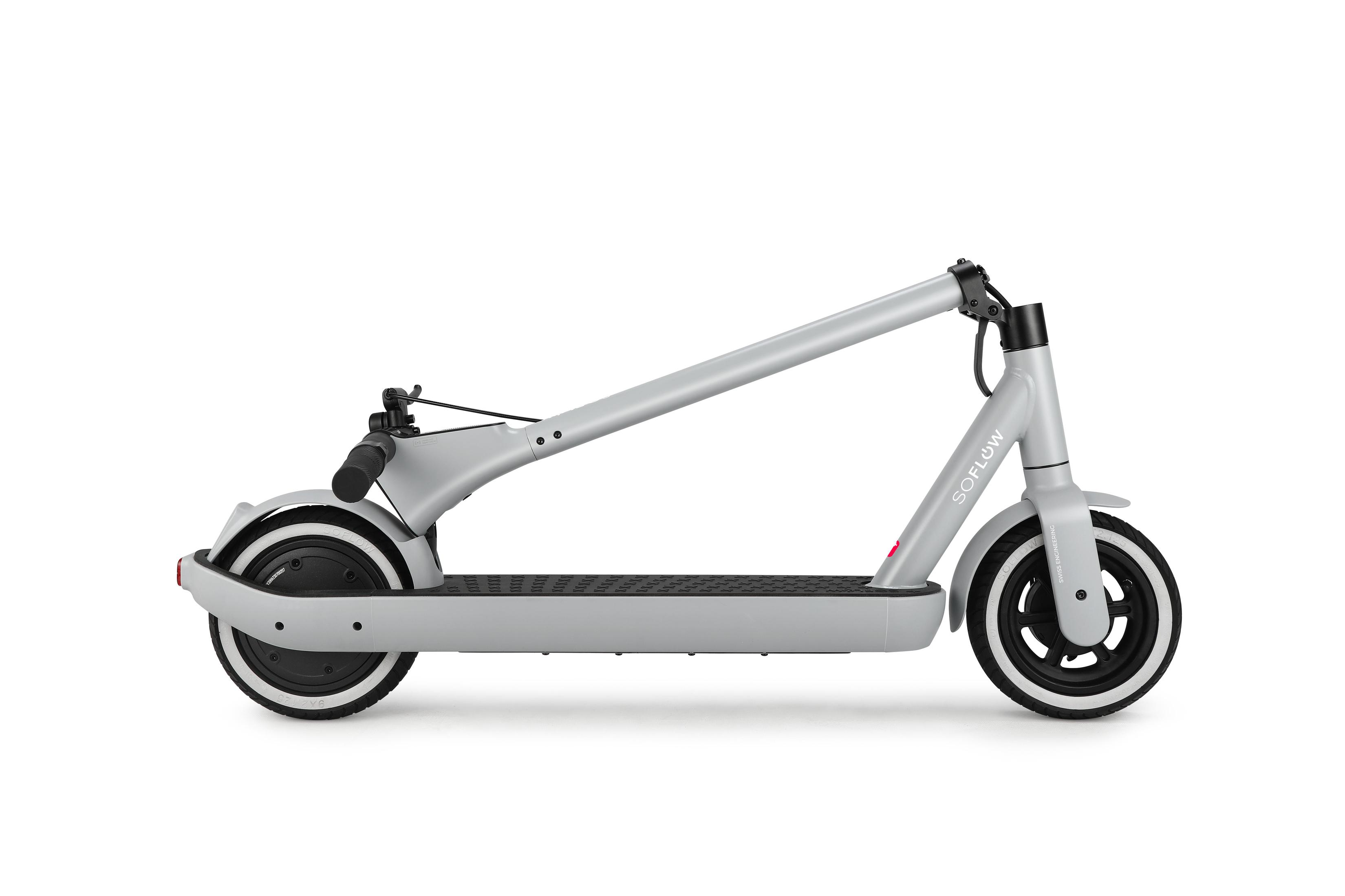 Ein zusammengeklappter grauer Elektroroller auf weißem Hintergrund. Der Roller ist nach rechts abgewinkelt.