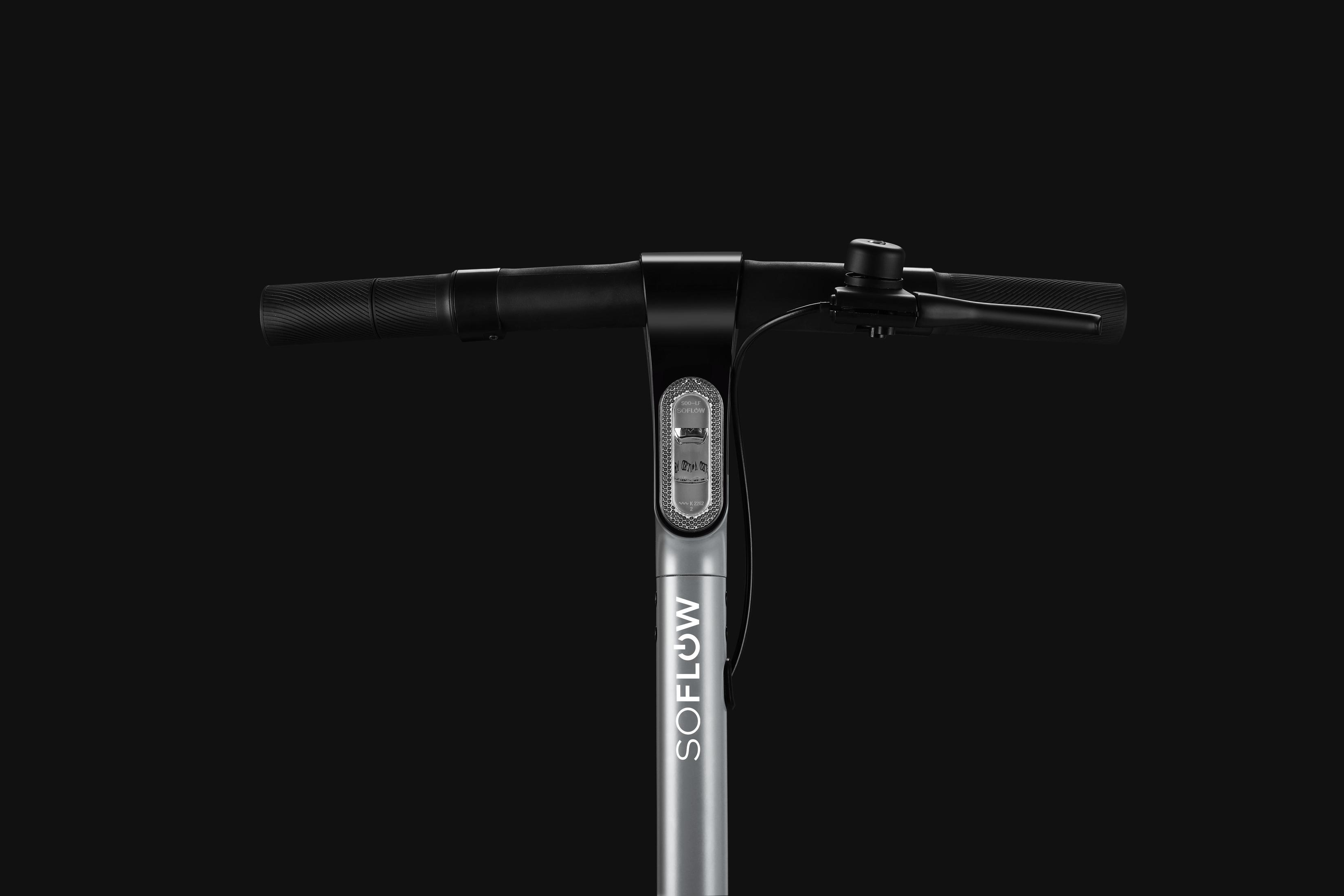 Roller-Lenker mit SoFlow-Logo. Schwarzer Hintergrund.