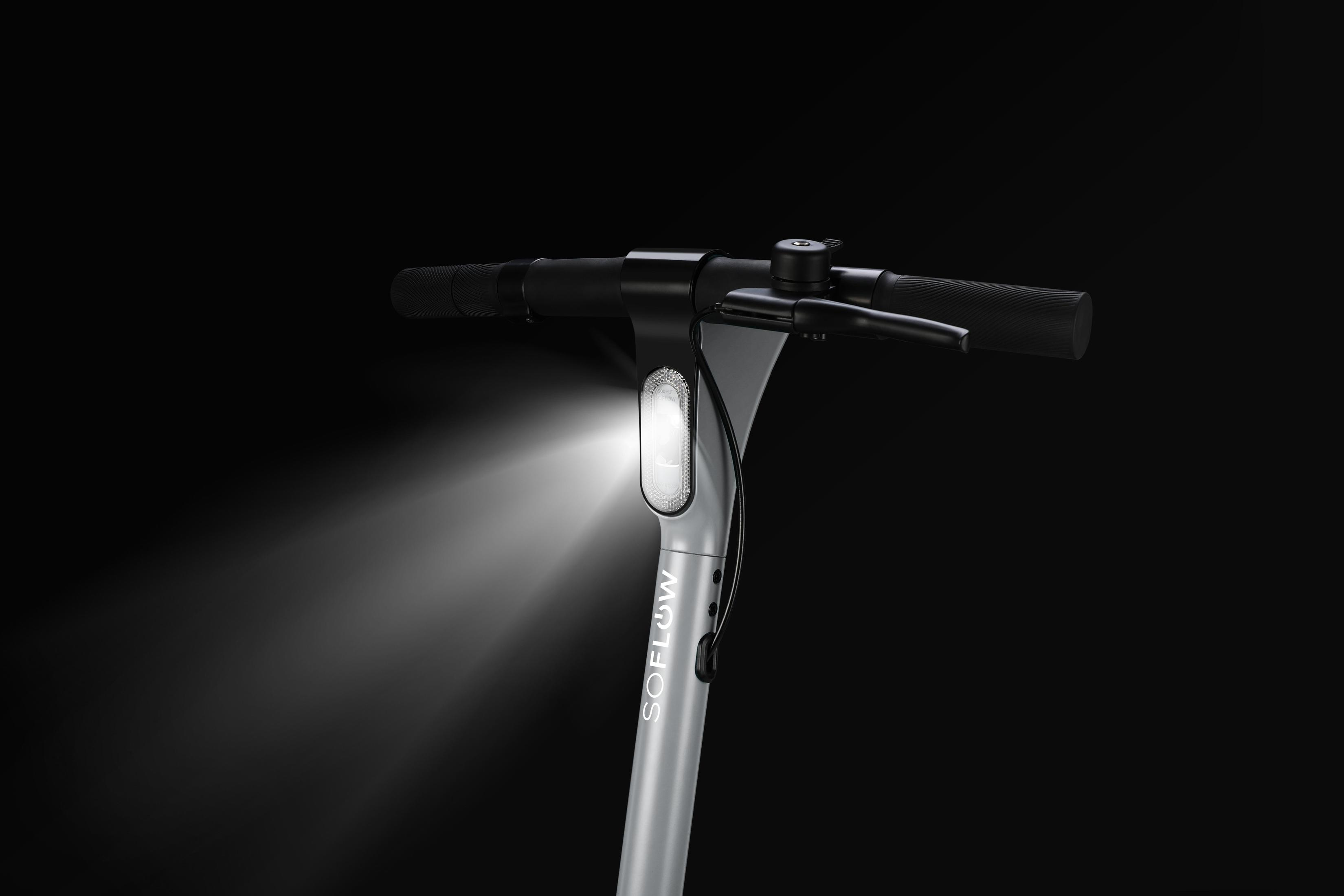Roller-Lenker mit Licht. Schwarzer Hintergrund. SOFLOW-Logo sichtbar.