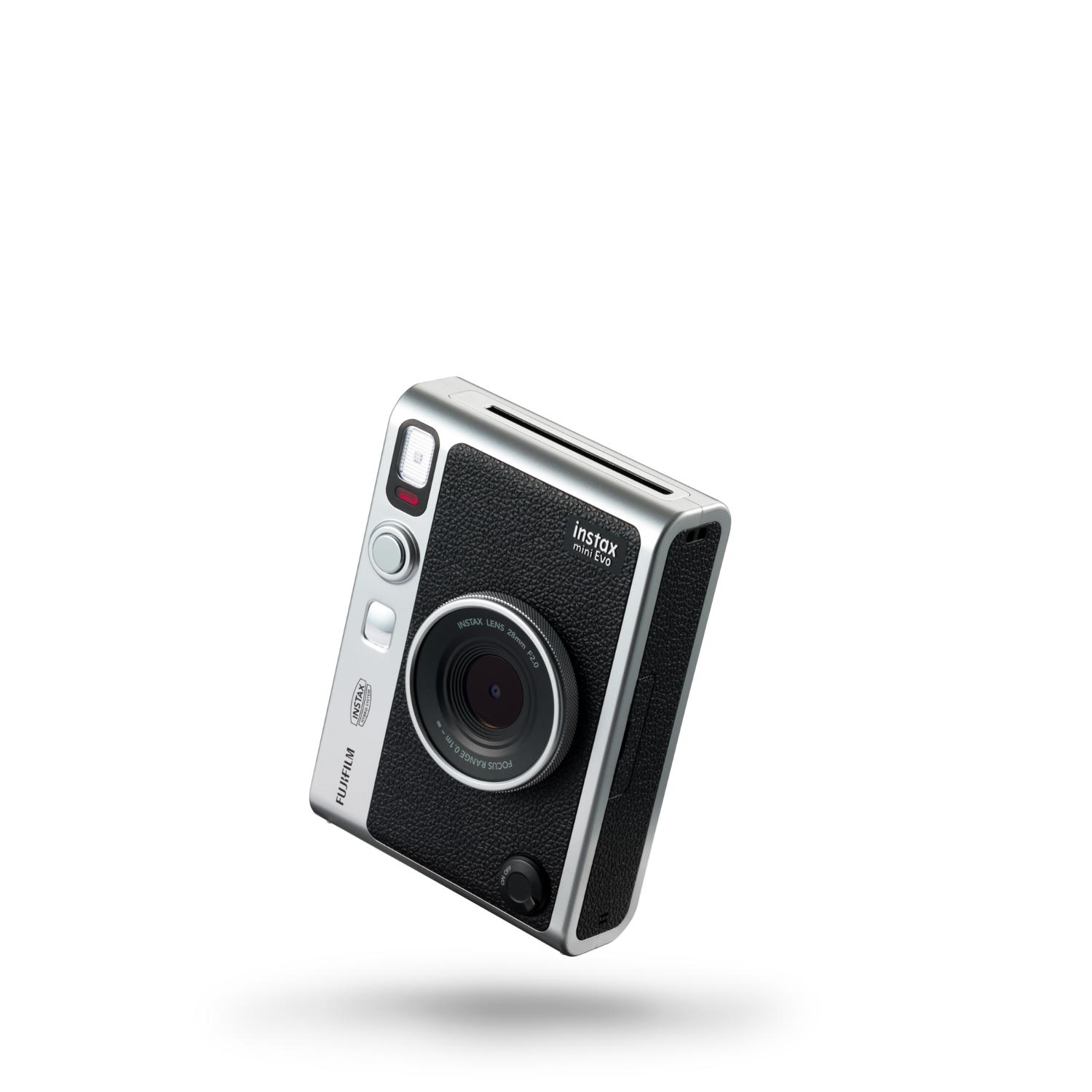 Czarny i srebrny aparat Instax Mini Evo, pod kątem i izolowany, na białym tle.