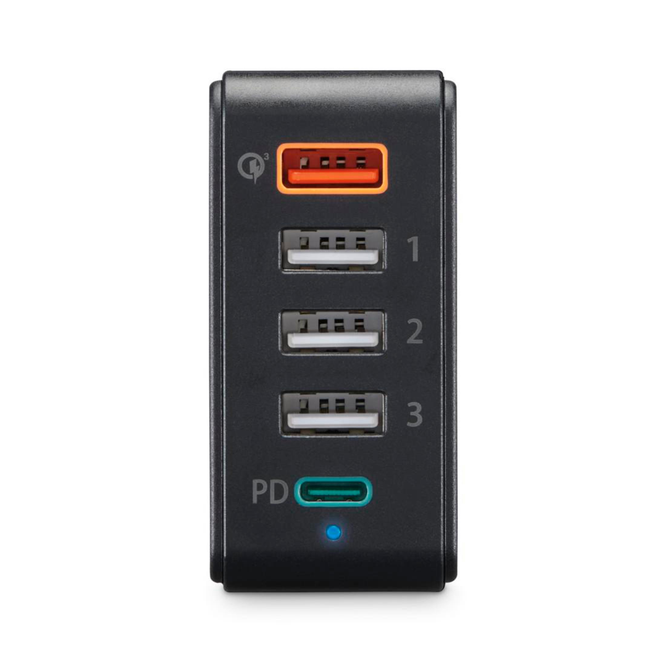 Ein schwarzer, vertikaler Netzadapter mit mehreren USB-Anschlüssen und einem orangefarbenen Schnellladeanschluss.