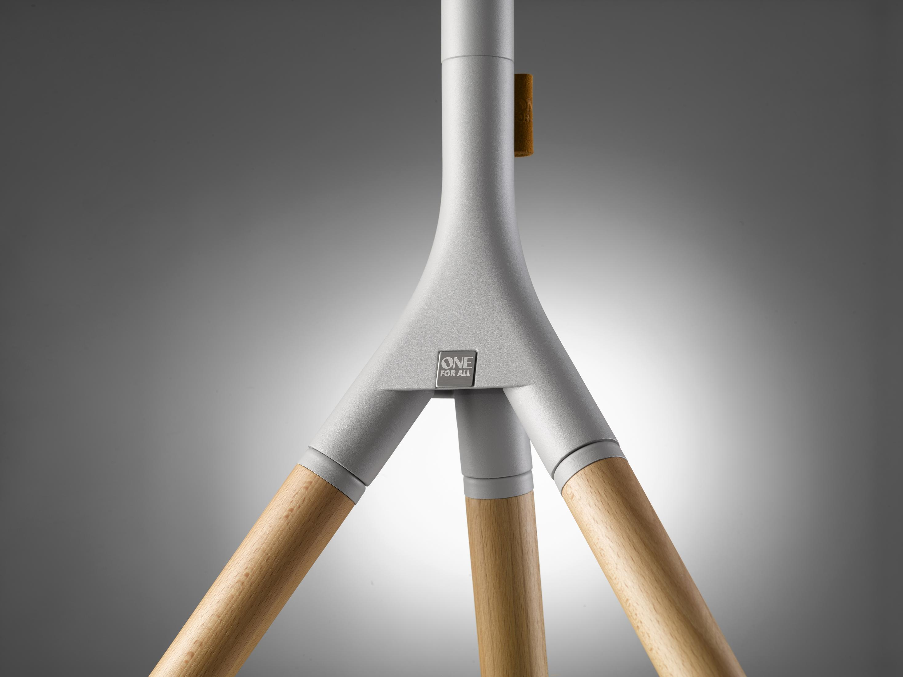 Support de trépied gris avec trois pieds en bois, marque 'ONE FOR ALL'.