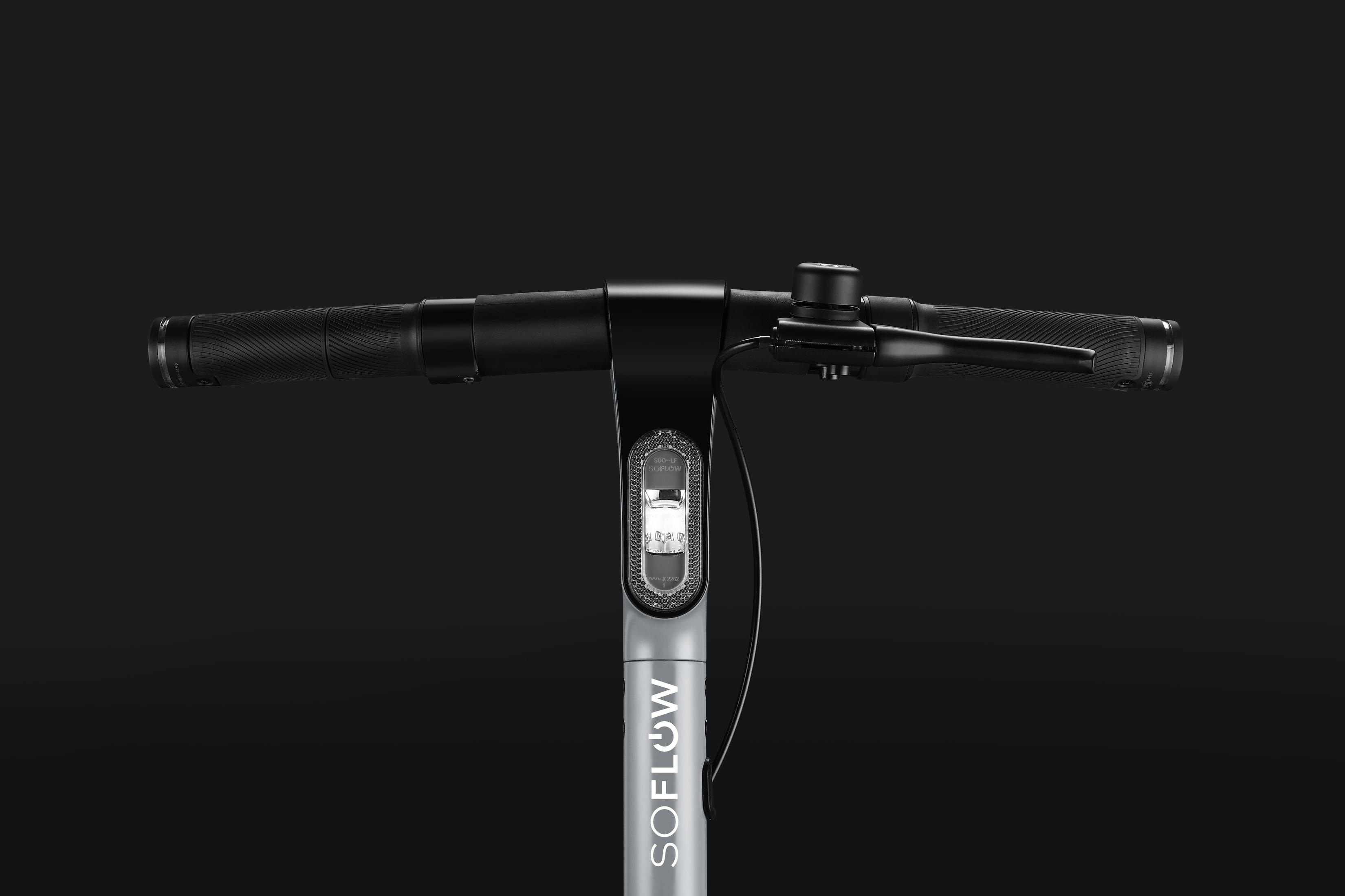 Nahaufnahme des Lenkers eines Elektrorollers mit SoFlow-Logo.