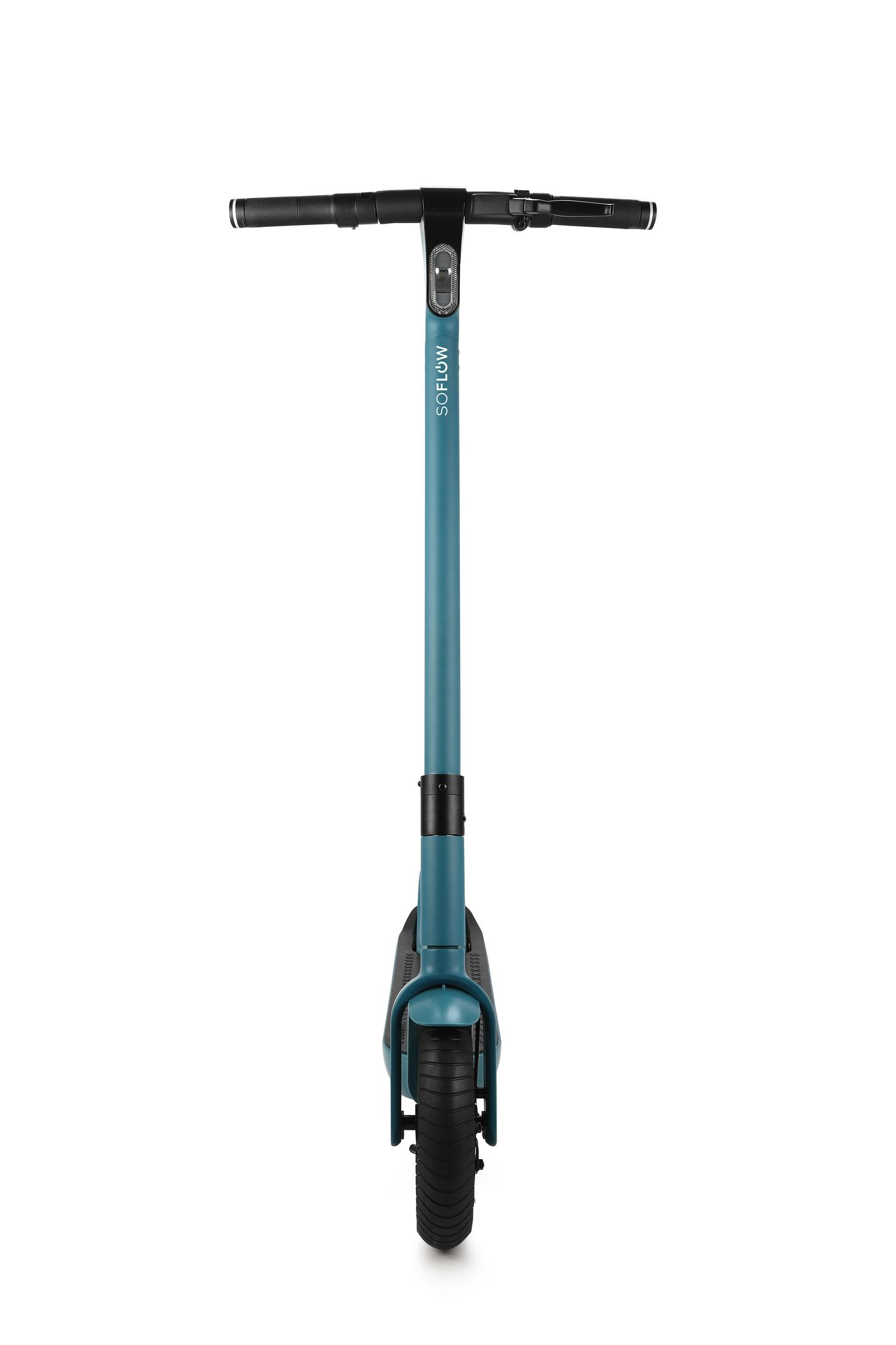 Ein elektrischer Roller, teal-farben, von vorne gesehen, auf weißem Hintergrund. Lenker und einzelnes Rad sichtbar.