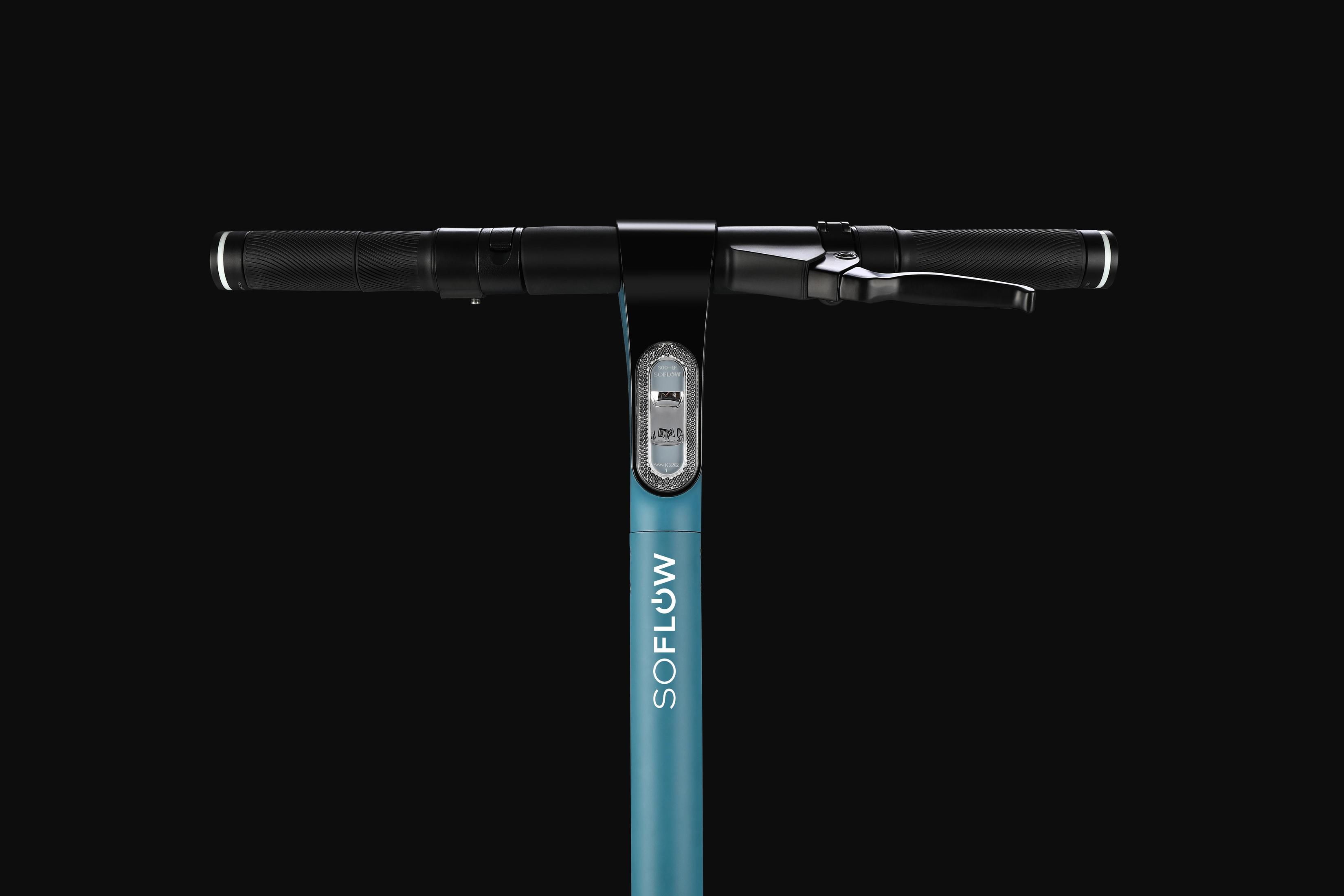 Roller-Lenker. Schwarze Griffe und Hebel, blauer Schaft, schwarzer Hintergrund.