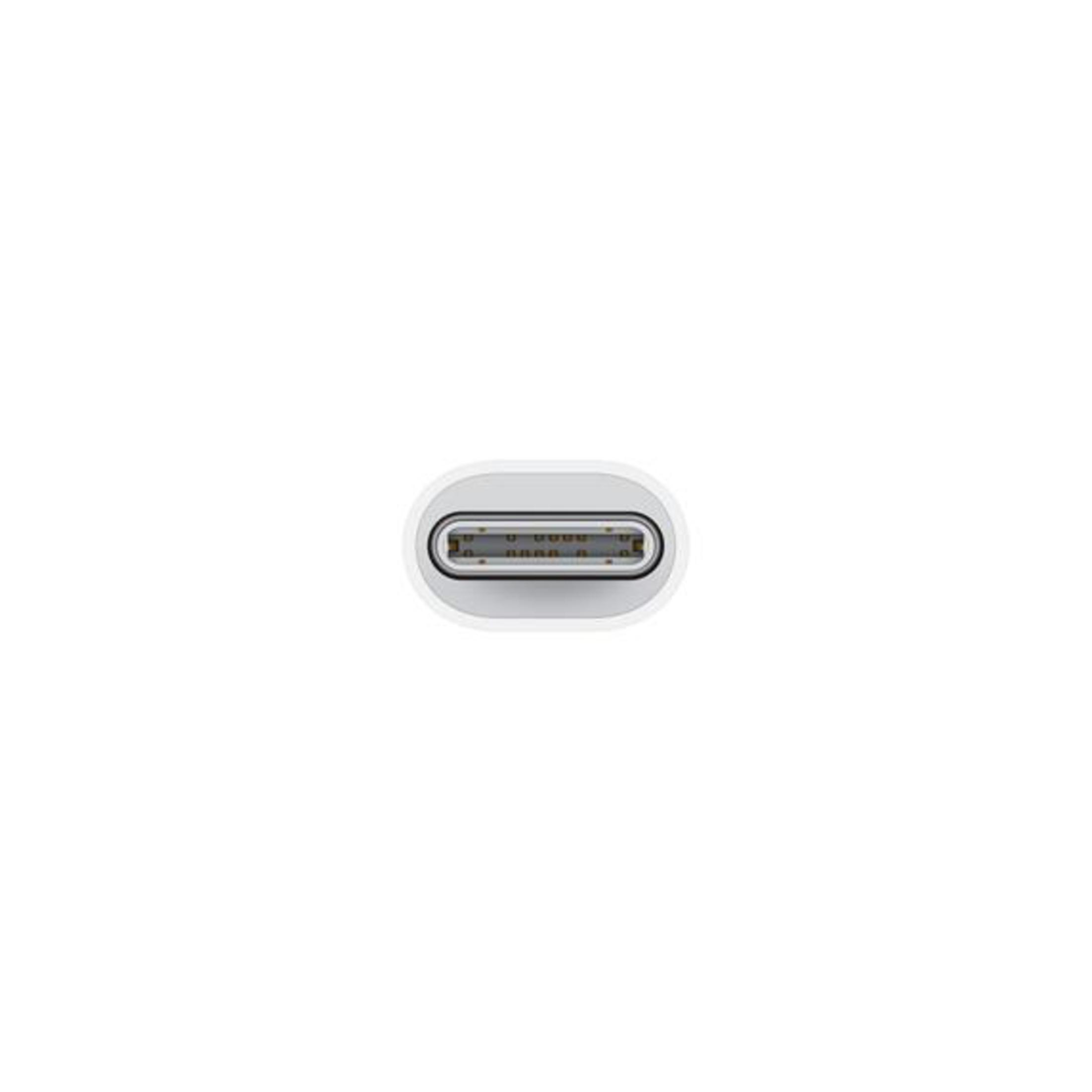 Nahaufnahme eines USB-C-Anschlusses auf weißer Oberfläche.