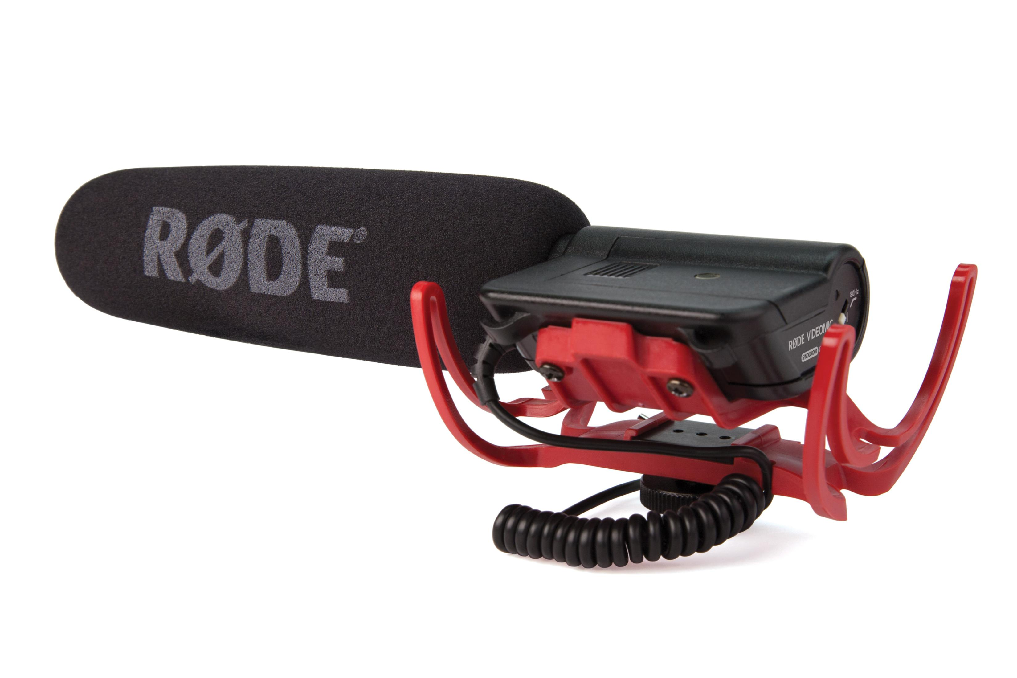 Ein RØDE Mikrofon mit roter Stoßdämpferhalterung und schwarzem Windschutz.