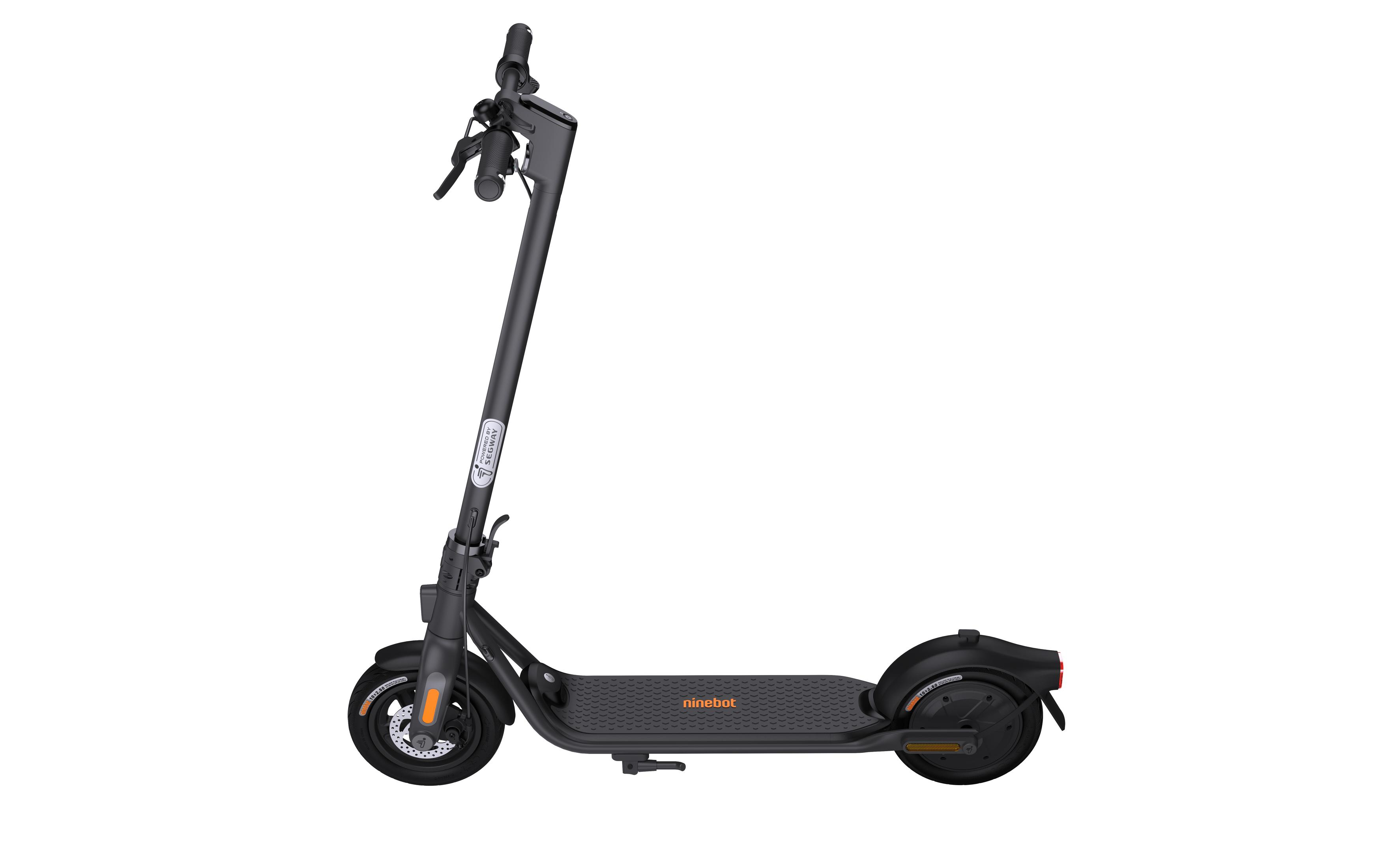 Schwarzer Ninebot Elektroroller, Seitenansicht, aufrecht, weißer Hintergrund, orangefarbene Akzente.