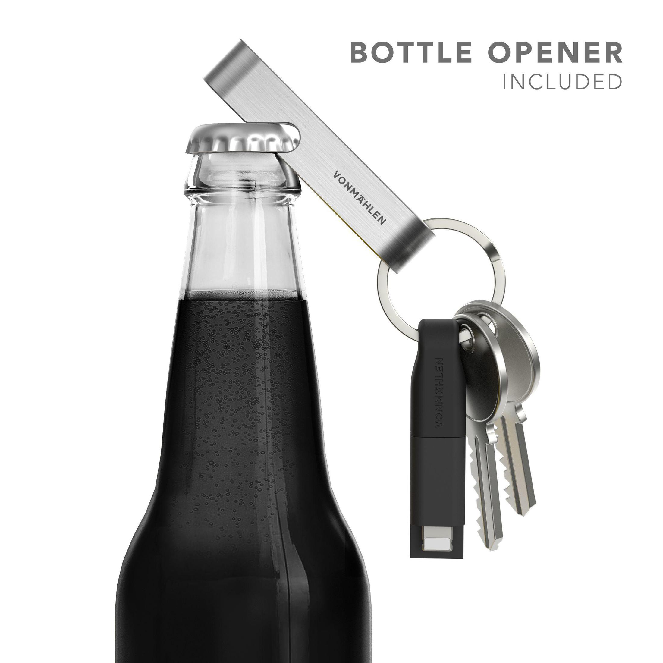 Ein Flaschenöffner mit Schlüsseln und einem USB-Stick, neben einer Bierflasche.