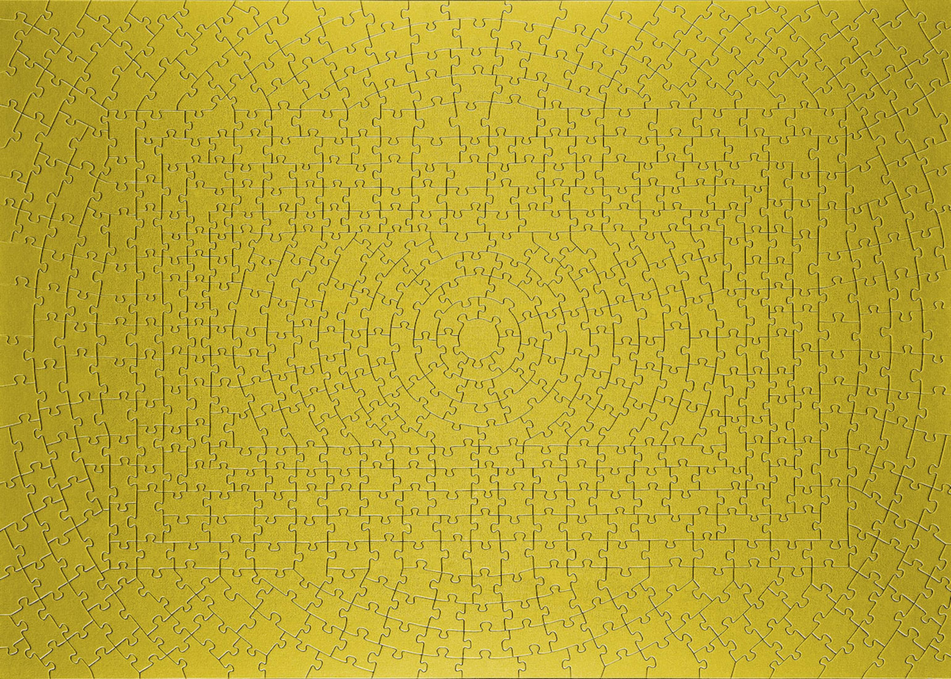 Gelbes Puzzle. Die Teile sind in einem kreisförmigen Muster innerhalb eines rechteckigen Rahmens angeordnet.