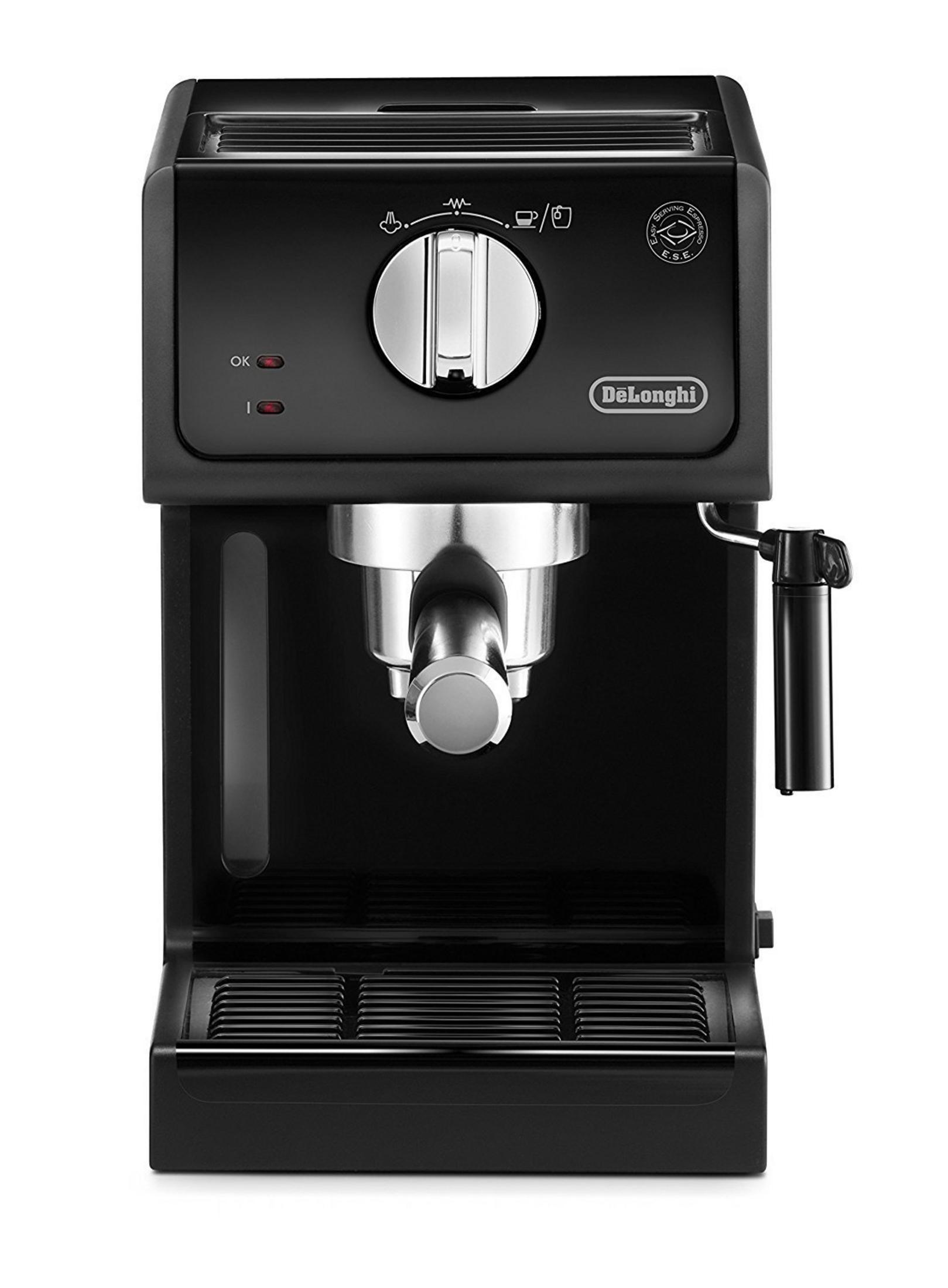 Czarny ekspres do kawy Delonghi z srebrnym portafiltrem i zbiornikiem na wodę na białym tle.