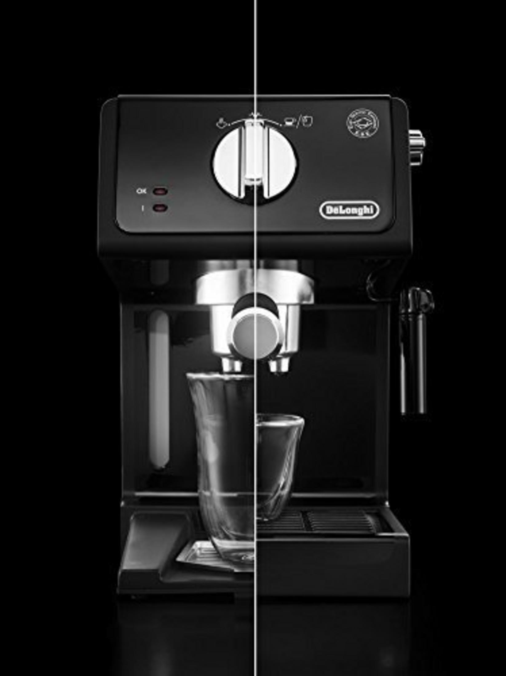 Czarny ekspres do kawy DeLonghi. Pokazuje przód ze szklanką i zbiornikiem na wodę po lewej stronie.