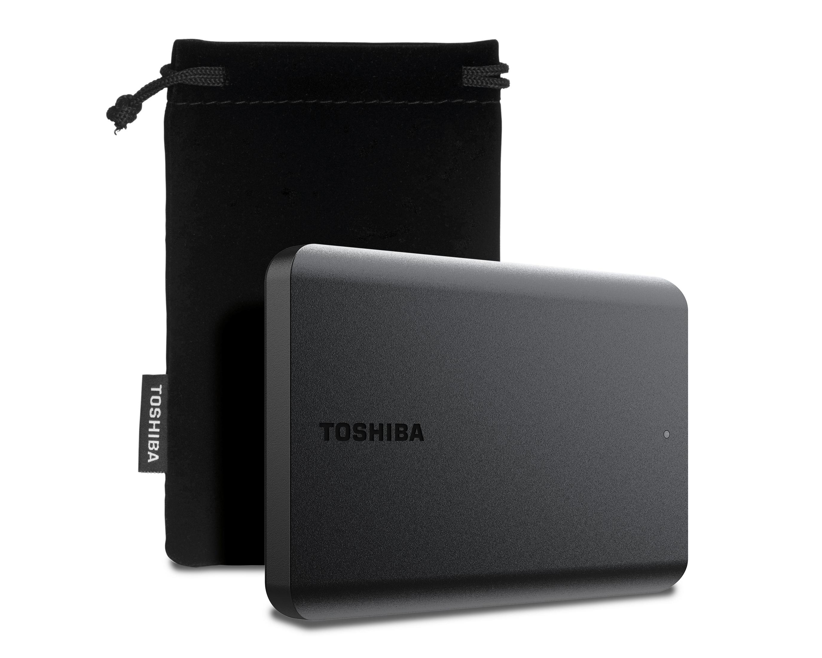 Un disco rigido esterno Toshiba nero e un sacchetto di velluto nero. Sfondo bianco.