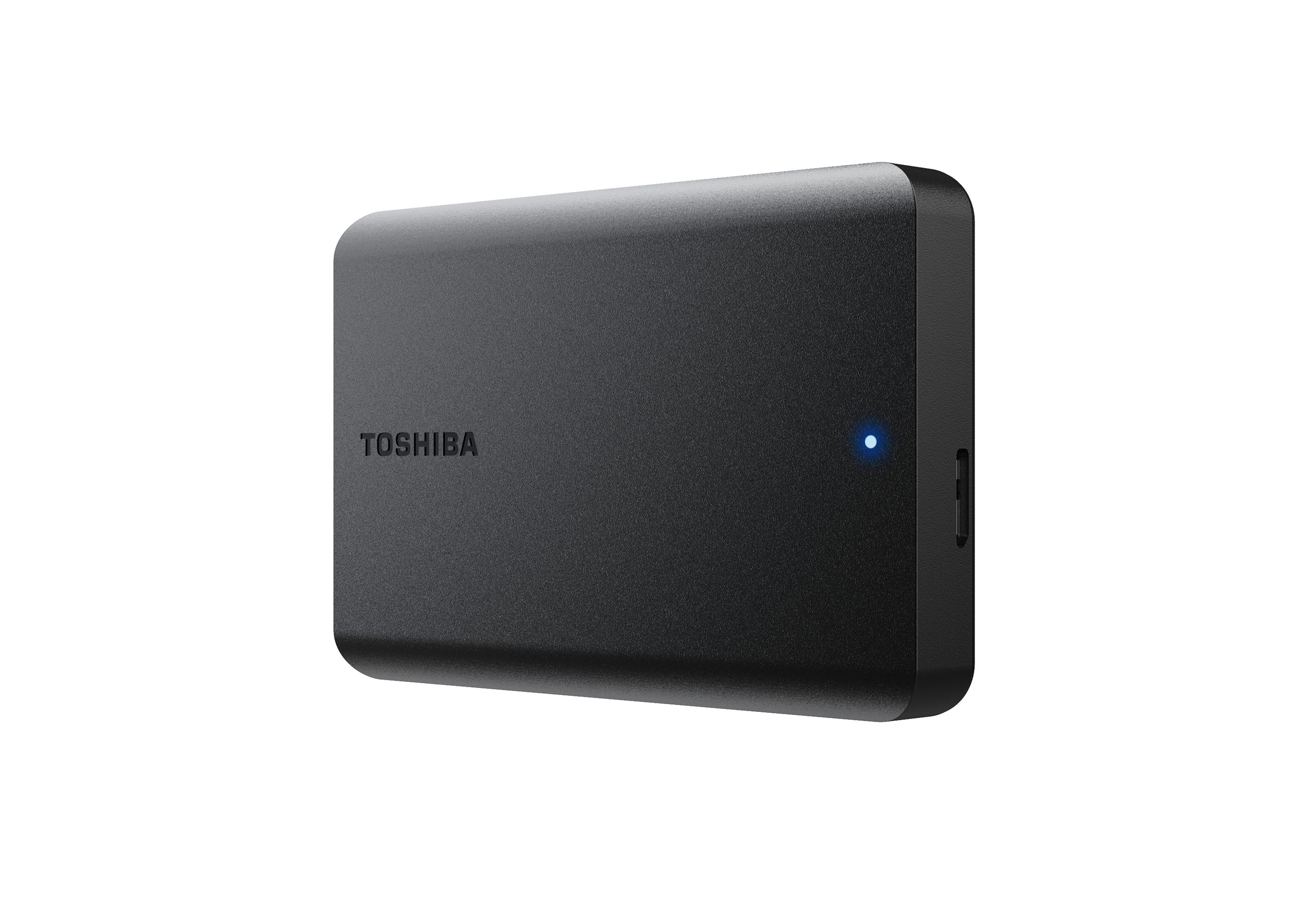 Un disco rigido esterno nero Toshiba su una superficie bianca. Ha una forma rettangolare con luce blu.