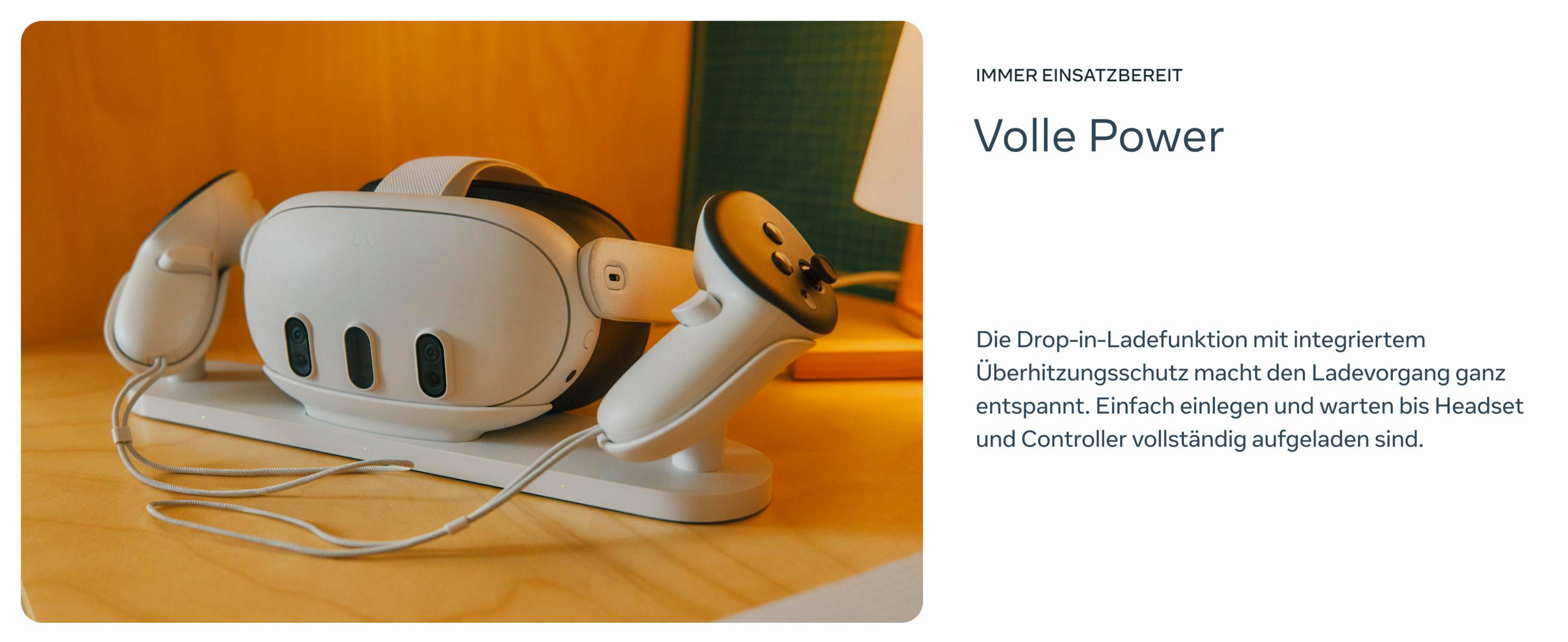Weißes VR-Headset und Controller auf einem Ständer, mit Text, auf gelb-weißem Hintergrund.