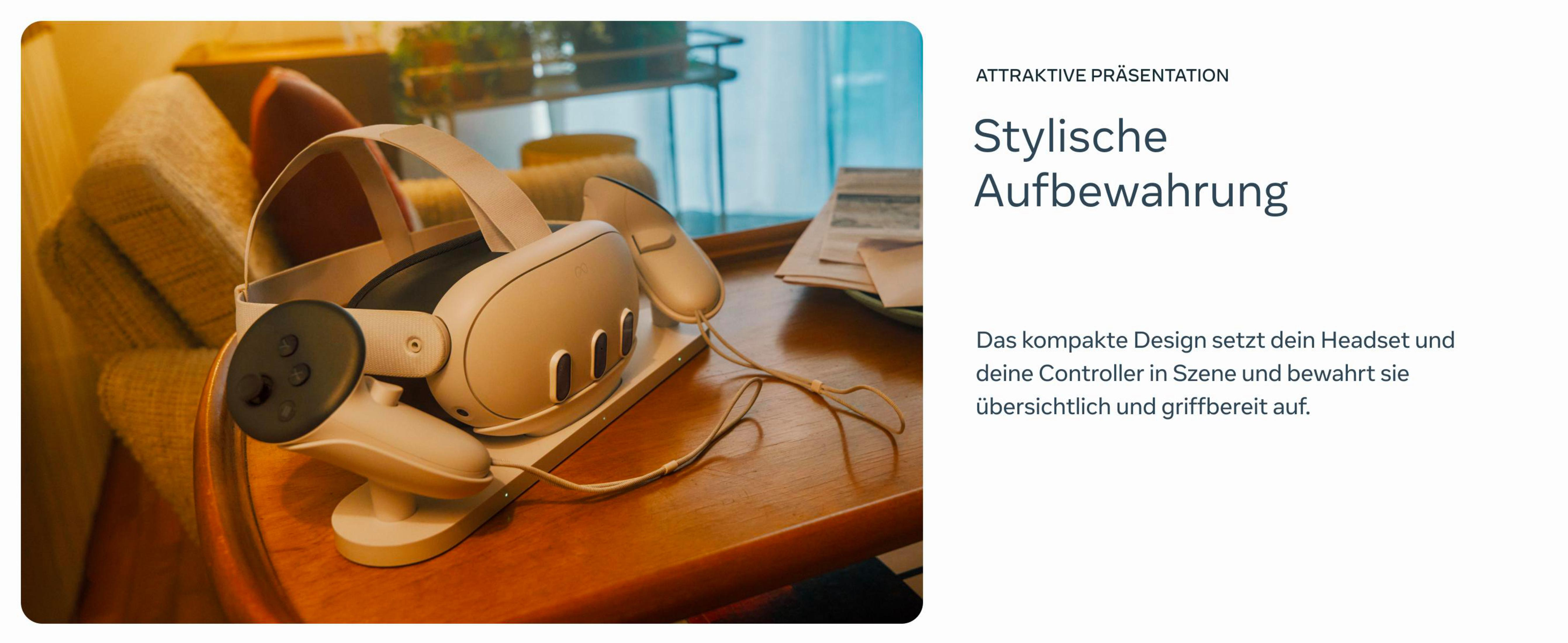 VR-Headset und Controller auf einem Ständer. Die Szene ist auf einem Holztisch.