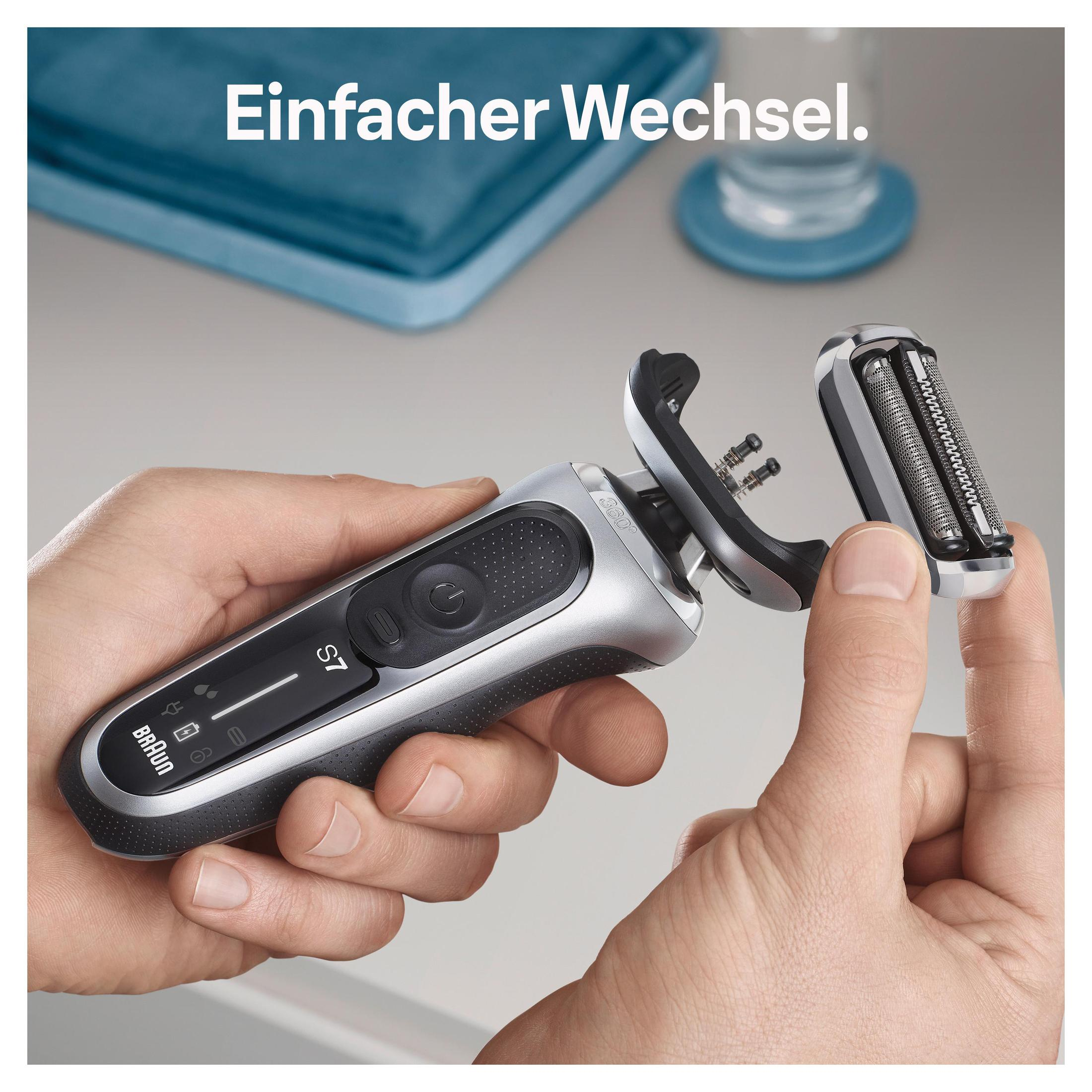 Ręce wymieniają głowicę golącą w golarce elektrycznej Braun.