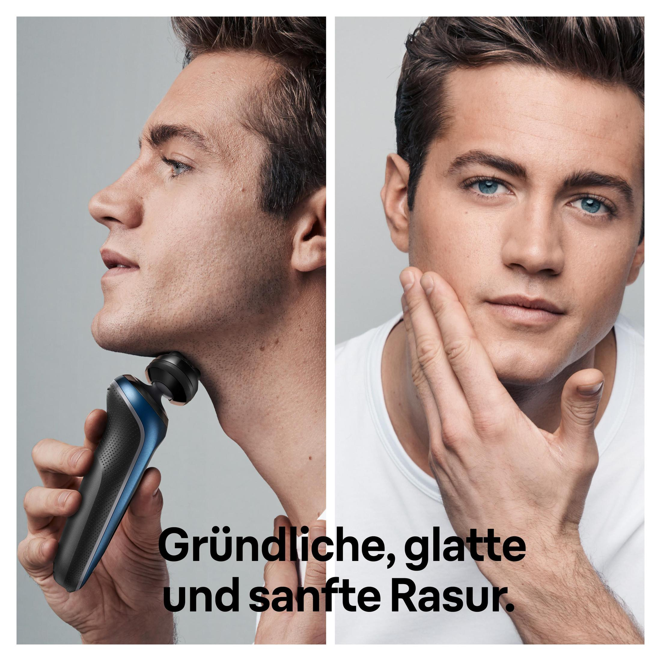 Mężczyzna goli szyję i twarz czarno-niebieską golarką, na szarym tle.