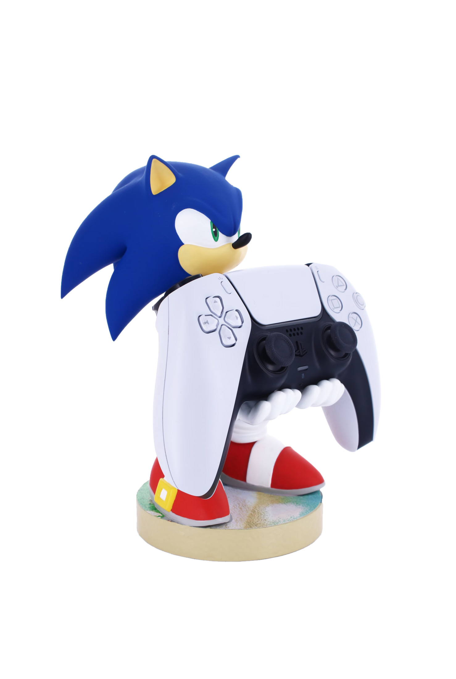 Figura di Sonic the Hedgehog che tiene un controller PlayStation 5 bianco.