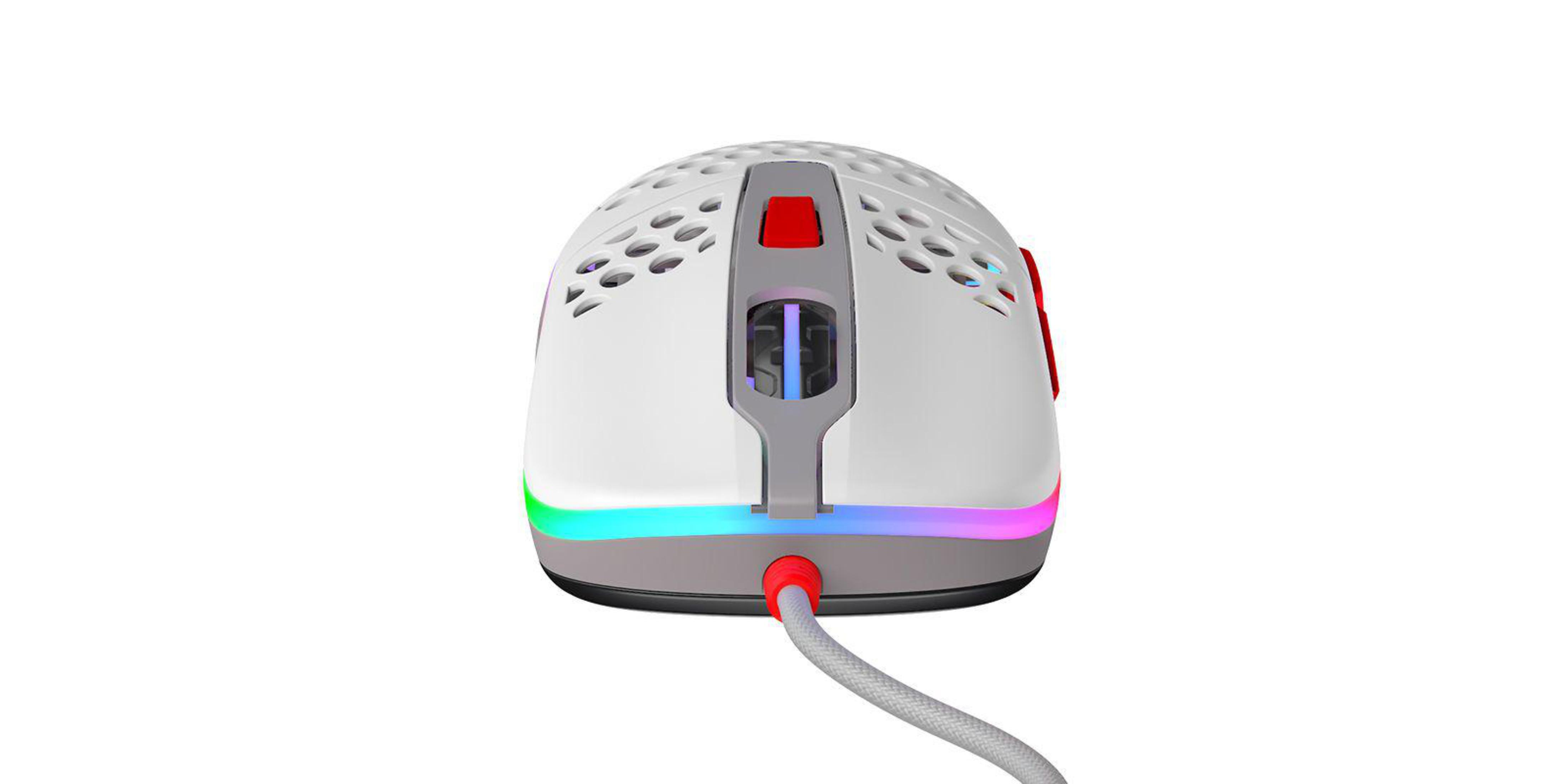 Weiße Gaming-Maus mit RGB-Beleuchtung, verbunden mit einem grauen Kabel, auf weißem Untergrund.