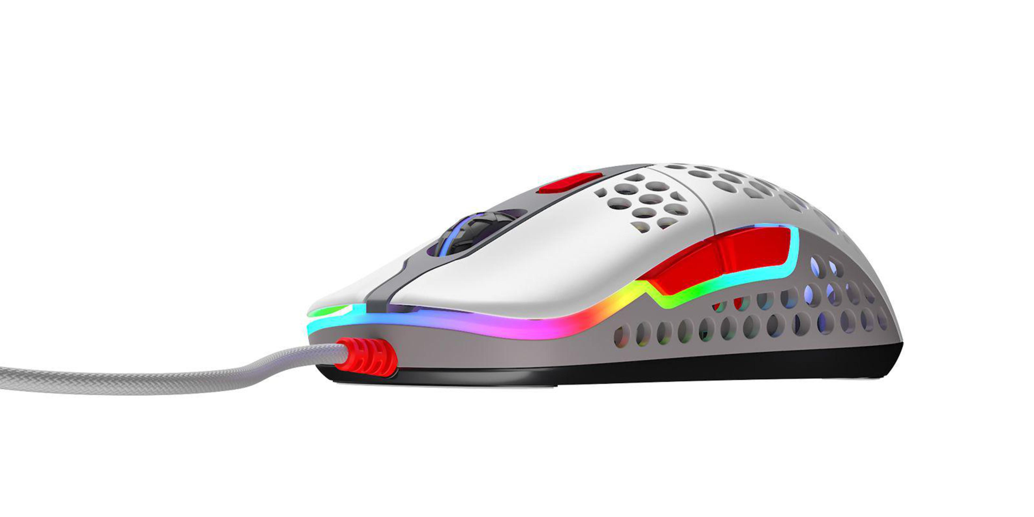 Eine weiße Gaming-Maus mit bunten Lichtern und einem Kabel auf weißem Hintergrund.
