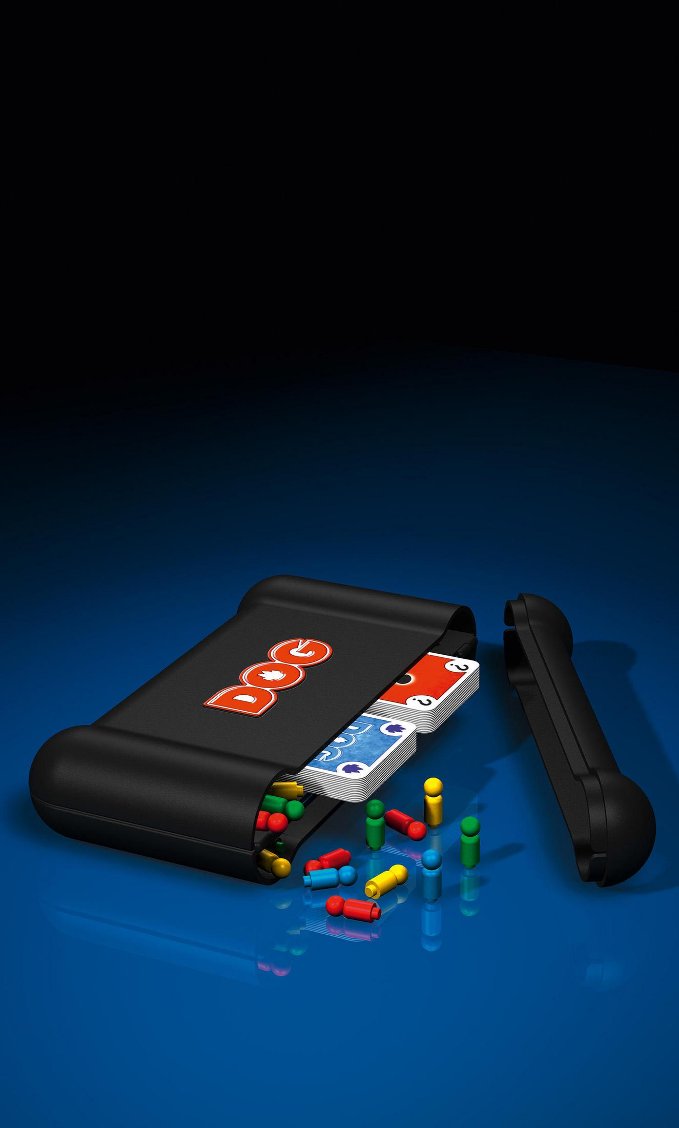 Schwarze DOG-Brettspielbox, geöffnet mit Karten und Spielsteinen auf blauer Oberfläche.