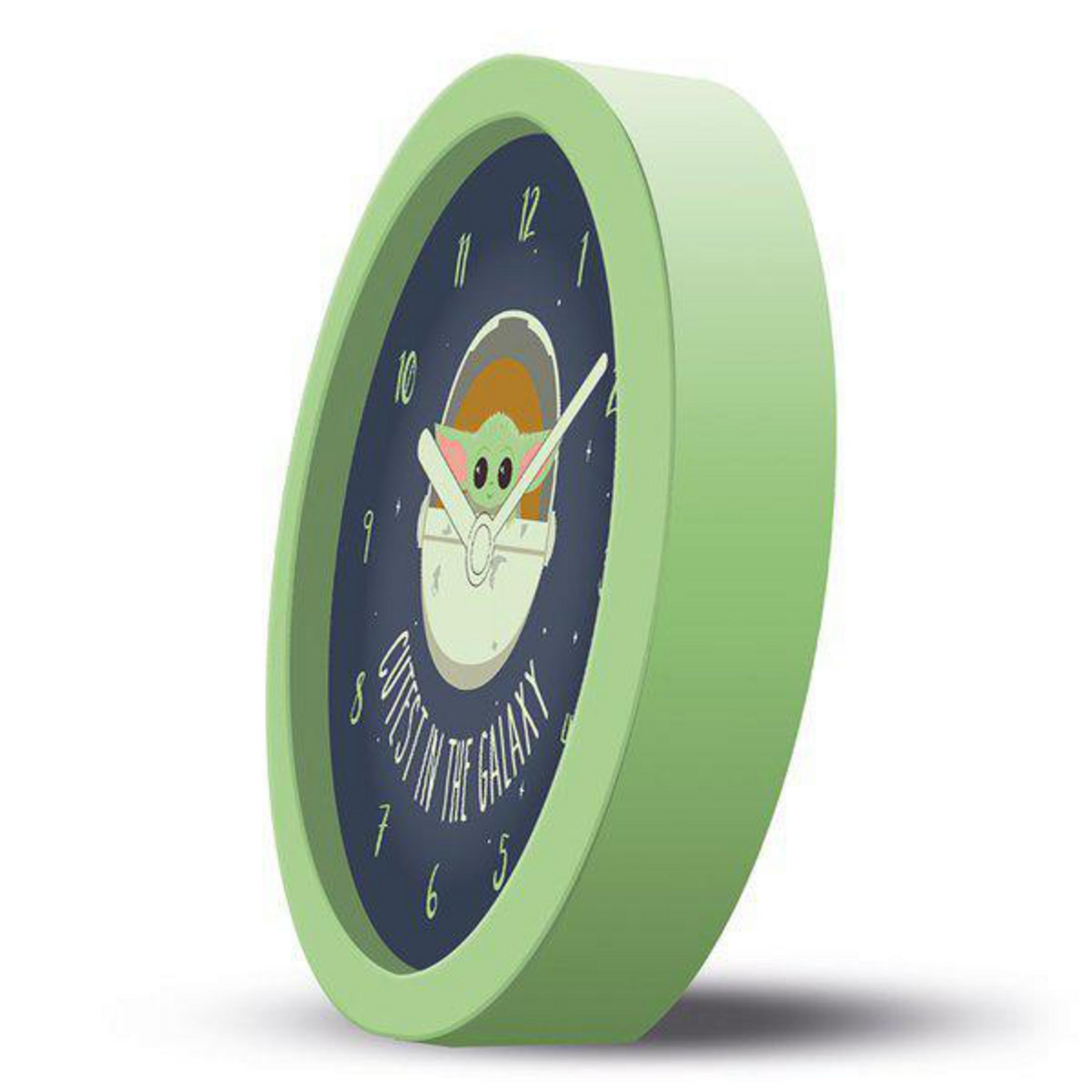 Eine grüne Uhr mit The Child (Baby Yoda) in einer Kapsel, Text sagt 'Cutest in the Galaxy'.