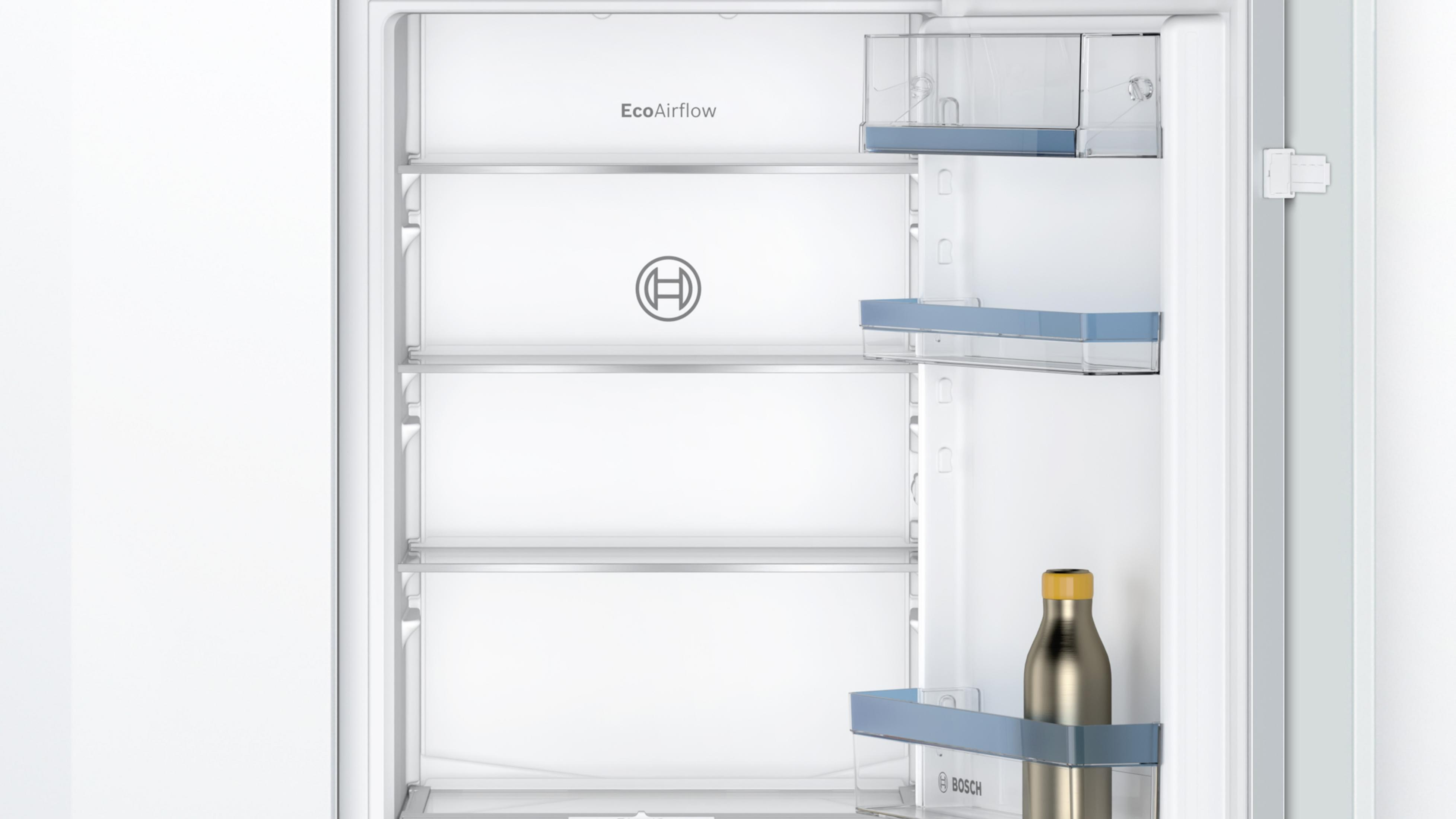 Kühlschrankinnenraum mit Regalen und einer Flasche.