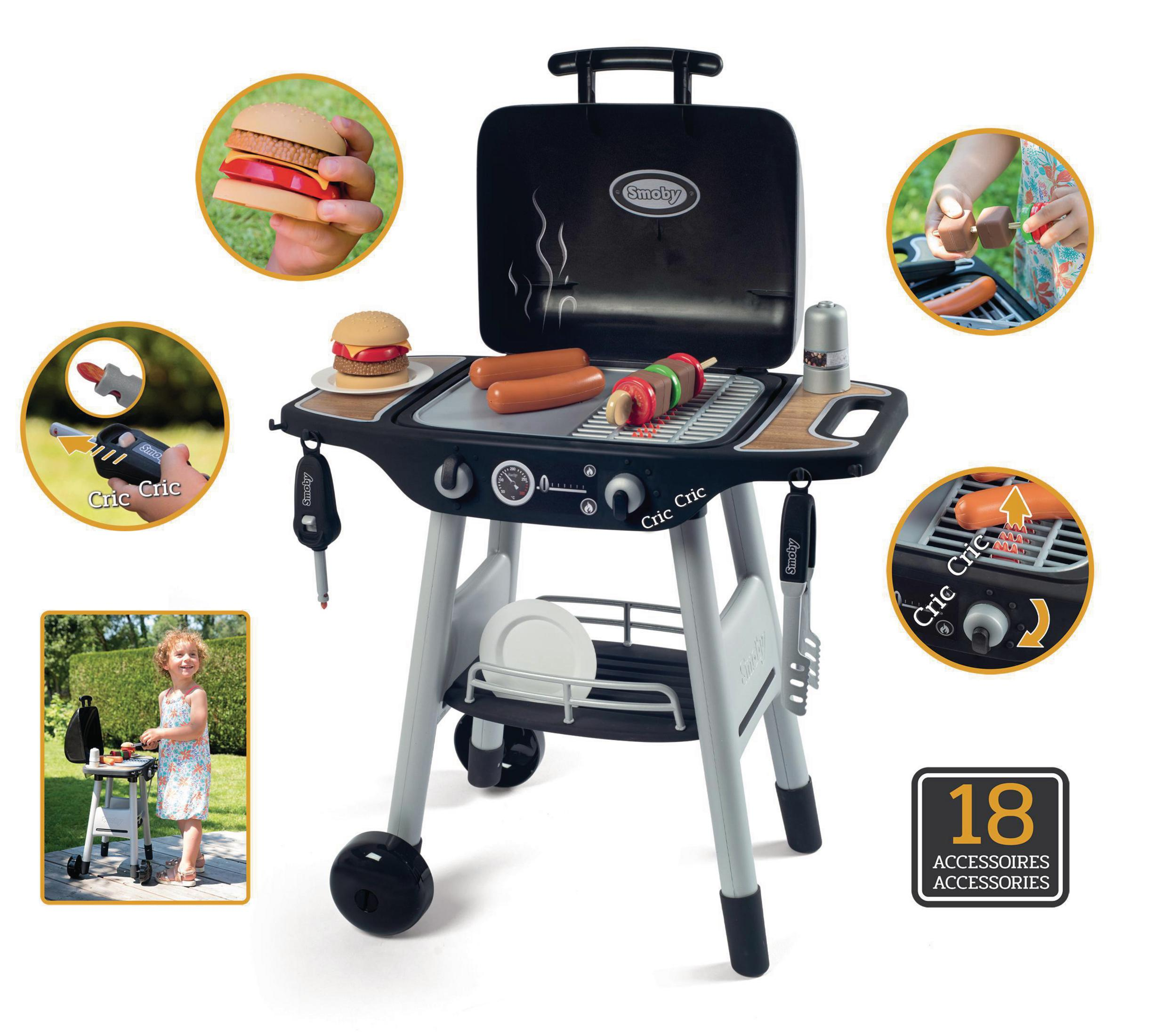 Ein Spielzeuggrill mit Zubehör und einem Kind, das damit interagiert, mit Burgern und Würstchen.