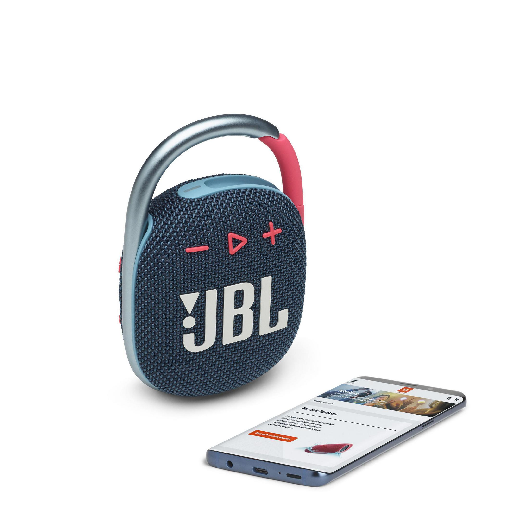 Blauwe en rode JBL Clip-luidspreker met een telefoon die een website toont op een witte ondergrond.