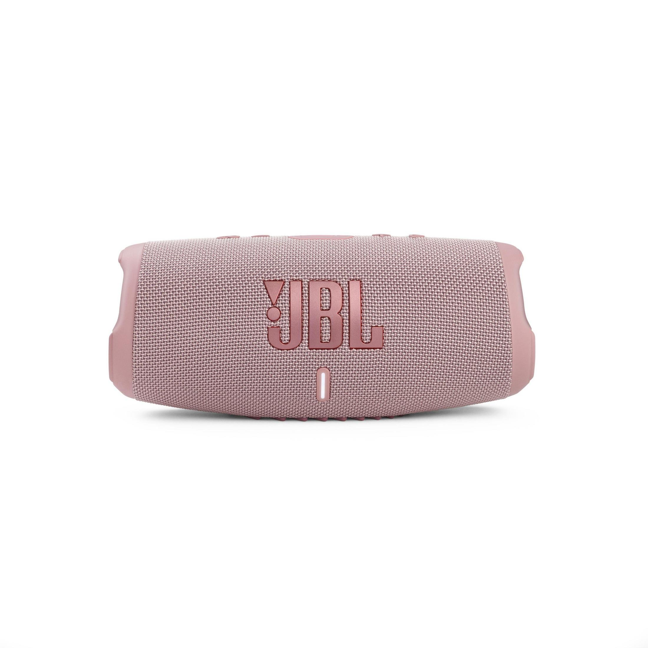 Ein rosa JBL-Lautsprecher. Das JBL-Logo ist sichtbar. Der Lautsprecher befindet sich auf weißem Hintergrund.