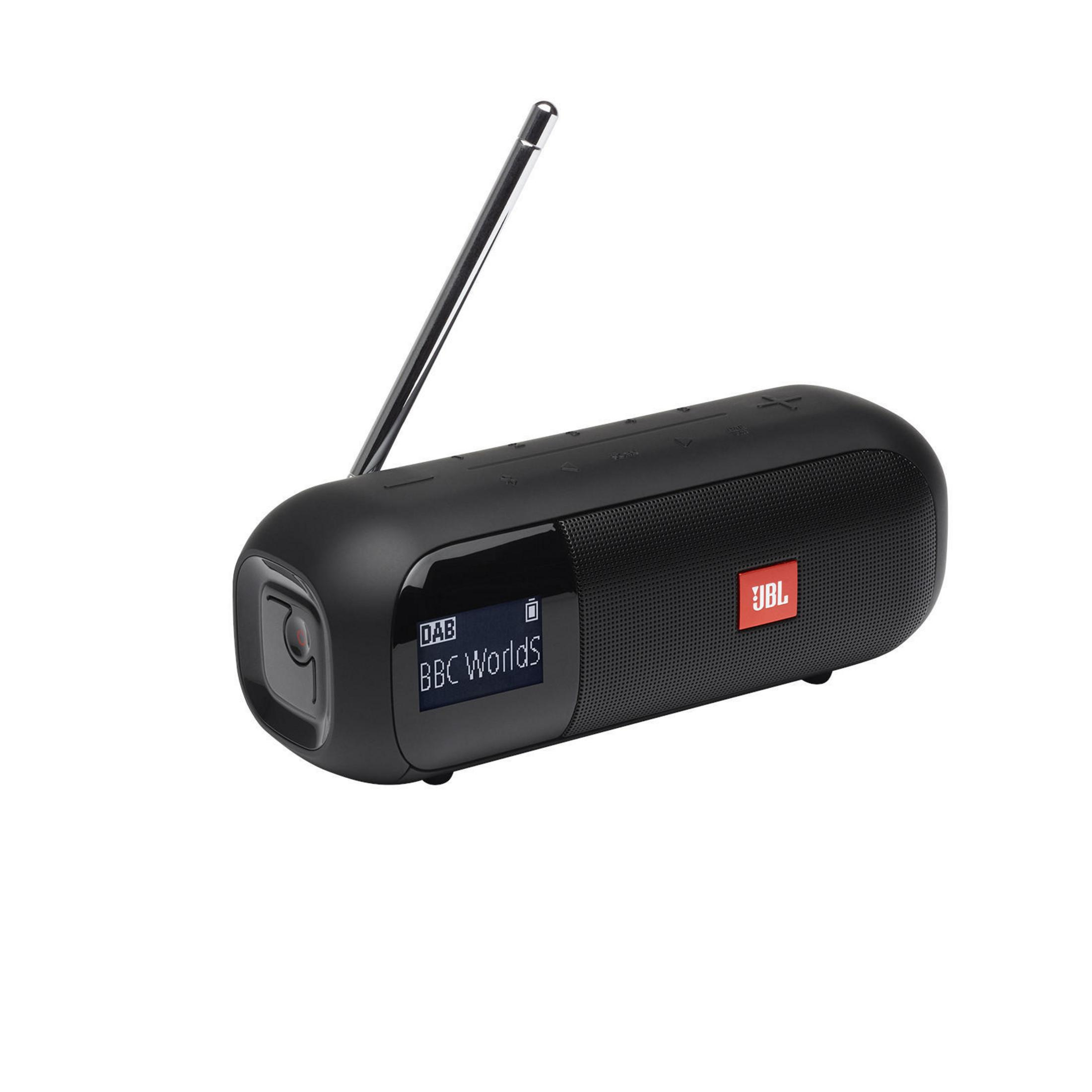 Radio JBL nera con antenna, schermo con BBC Worlds e logo JBL su bianco.