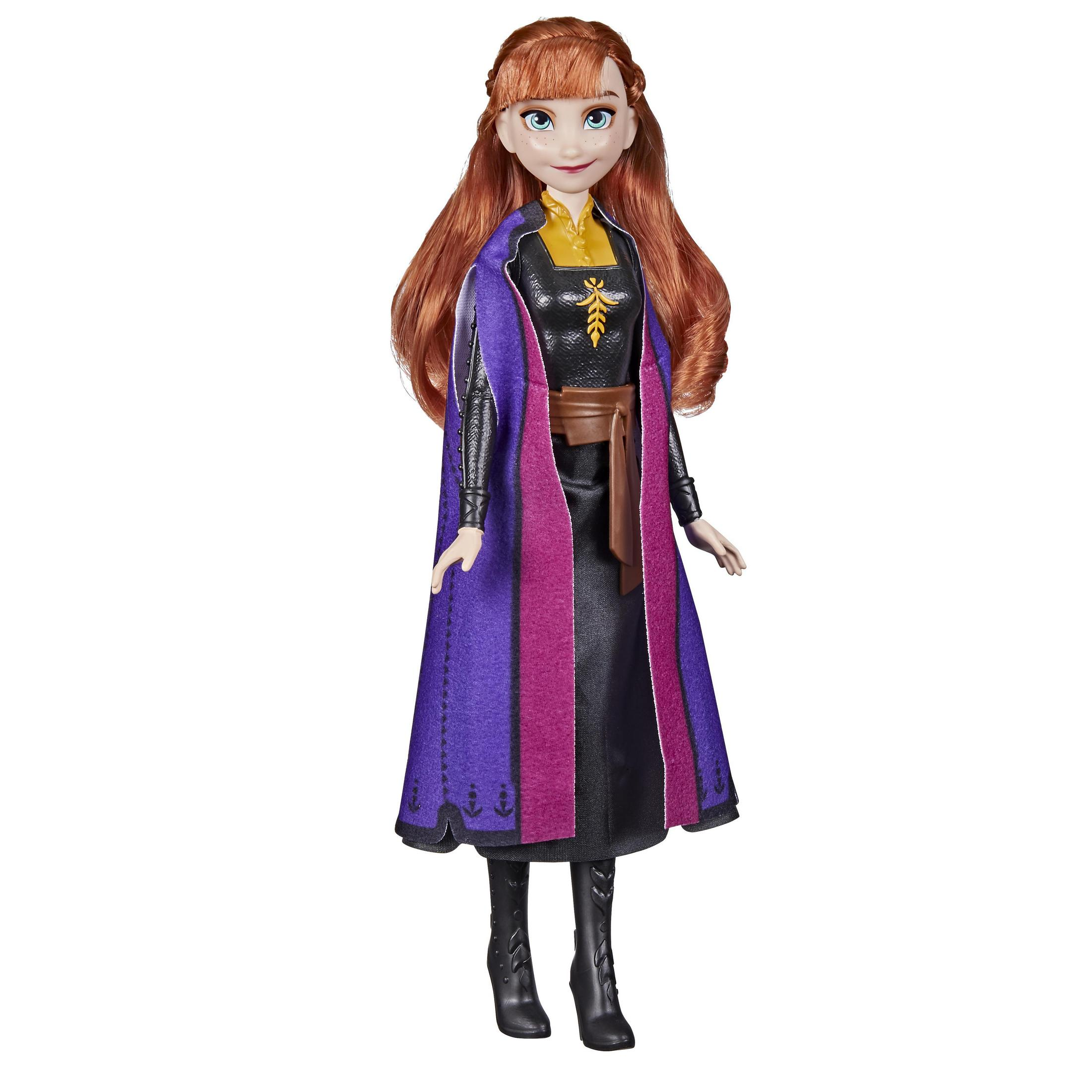 Una bambola di Anna di Frozen. Ha i capelli rossi, un mantello viola e un vestito nero.