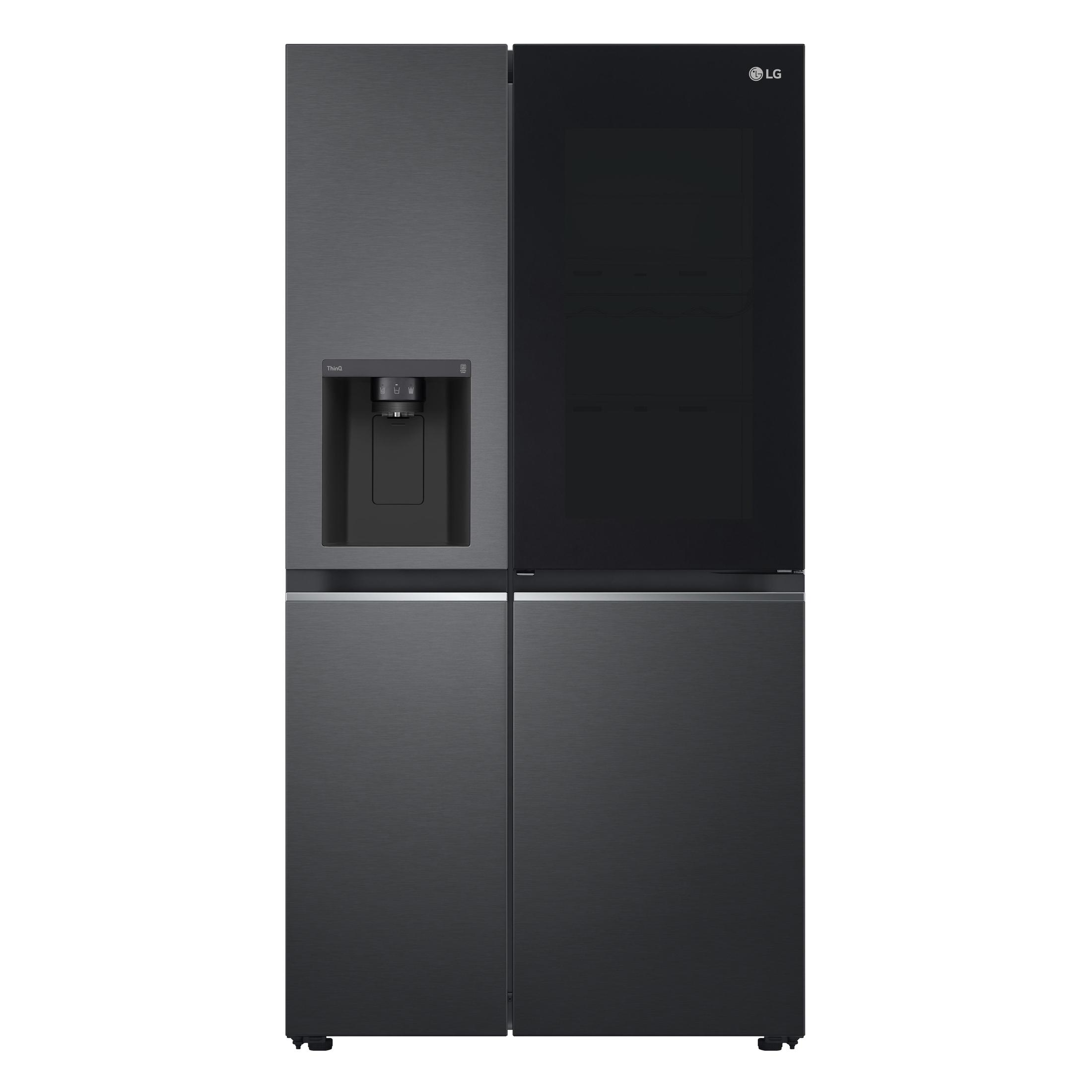 Schwarzer LG-Kühlschrank mit zwei Türen oben und zwei unten. Wasserspender sichtbar. Schwarzer Hintergrund.