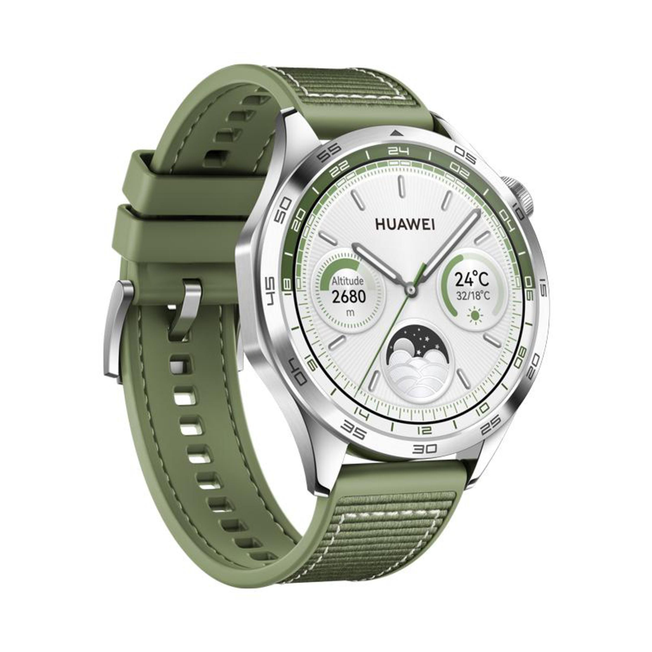 Een zilveren en groene smartwatch met een witte wijzerplaat. De watch toont de tijd en hoogte.