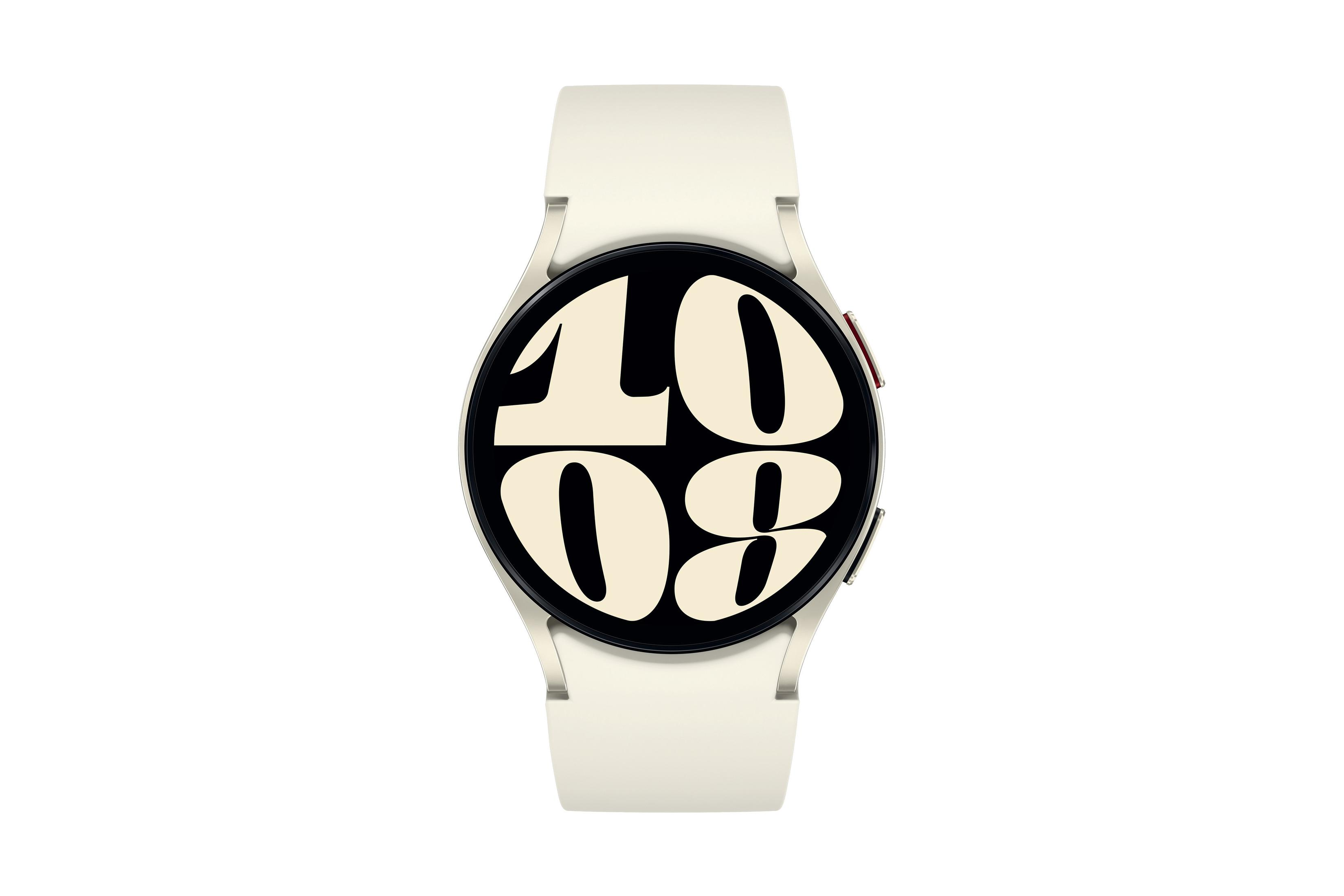 Cremefarbene Smartwatch. Schwarzer Bildschirm mit angezeigter Uhrzeit. Weißer Hintergrund.