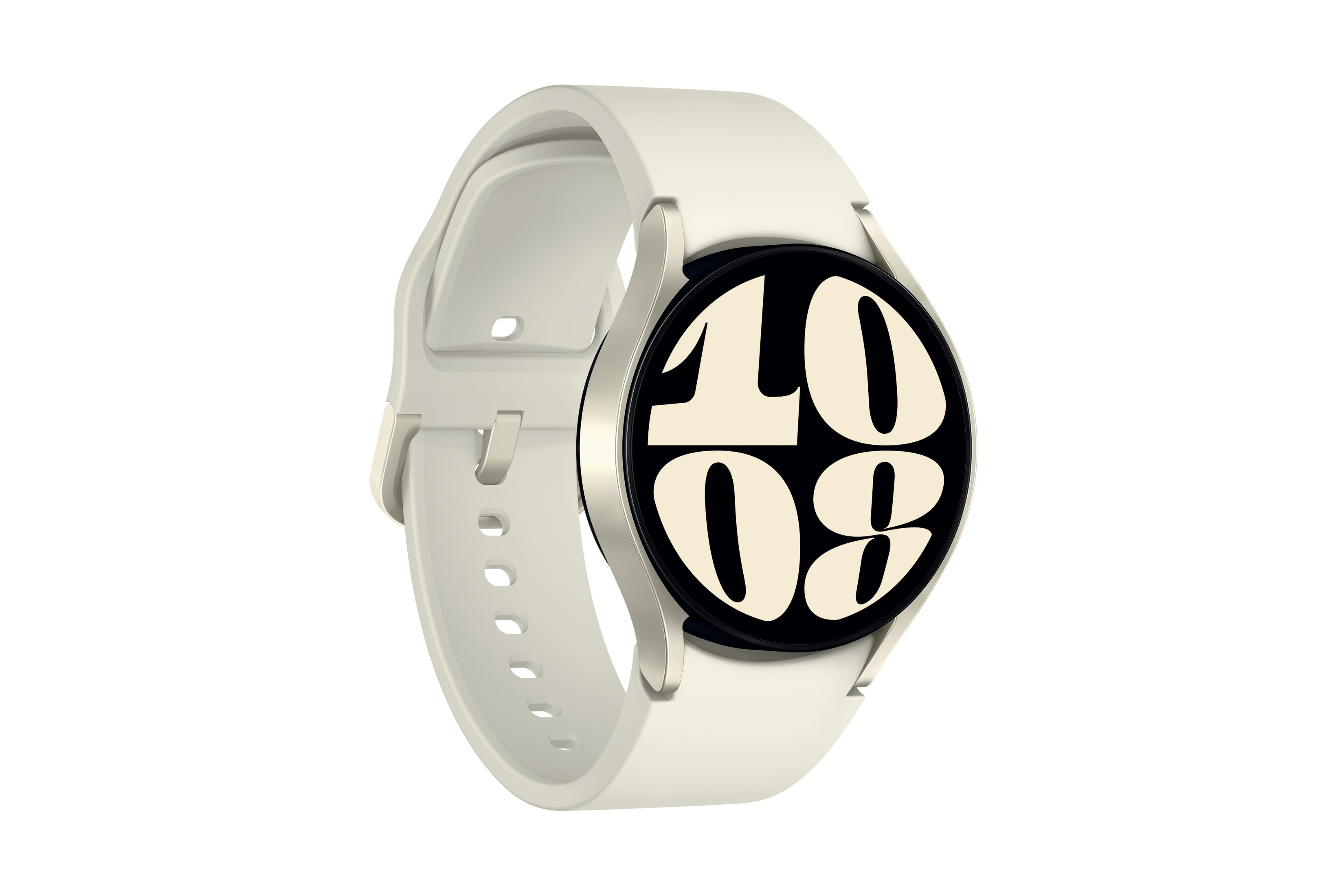 Cremefarbene Smartwatch mit rundem Zifferblatt, weißem Armband. Die Uhr zeigt 10 und 08.