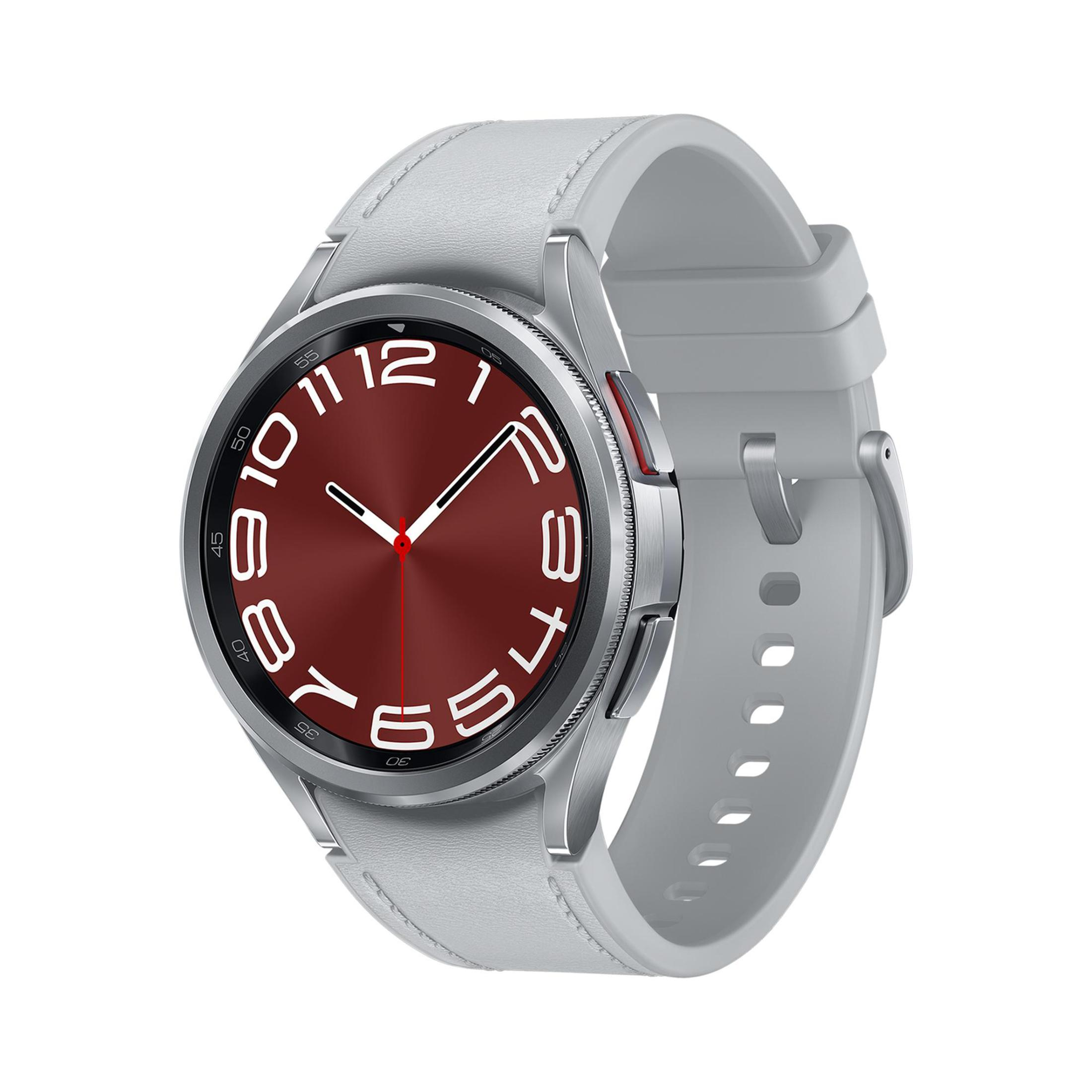 Smartwatch argento con quadrante rosso e cinturino bianco. Sfondo bianco.