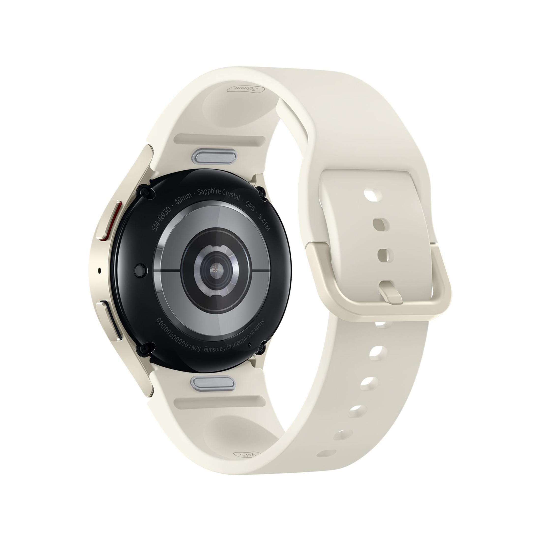 Nahaufnahme einer weißen Smartwatch mit cremefarbenem Armband, schräg gestellt, um die Rückseite zu zeigen.
