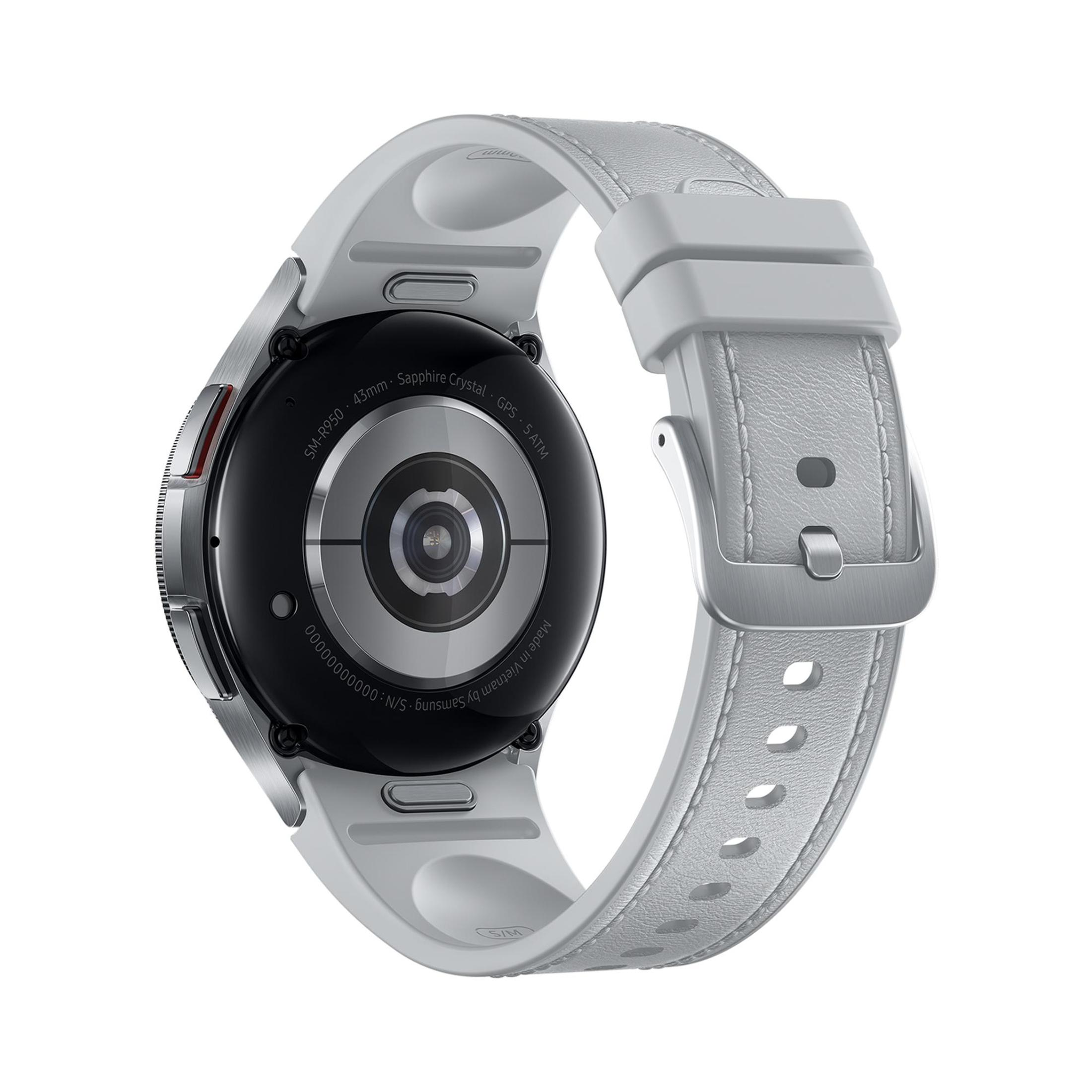 Primo piano di uno smartwatch con cinturino bianco, che mostra il retro con sensori e chiusura.