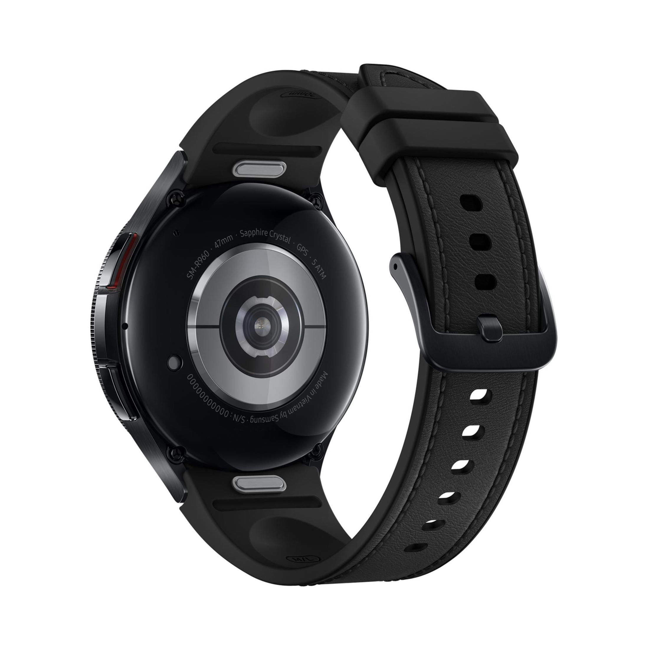 Zwarte smartwatch met zwarte band, met een ronde wijzerplaat, op een witte achtergrond.